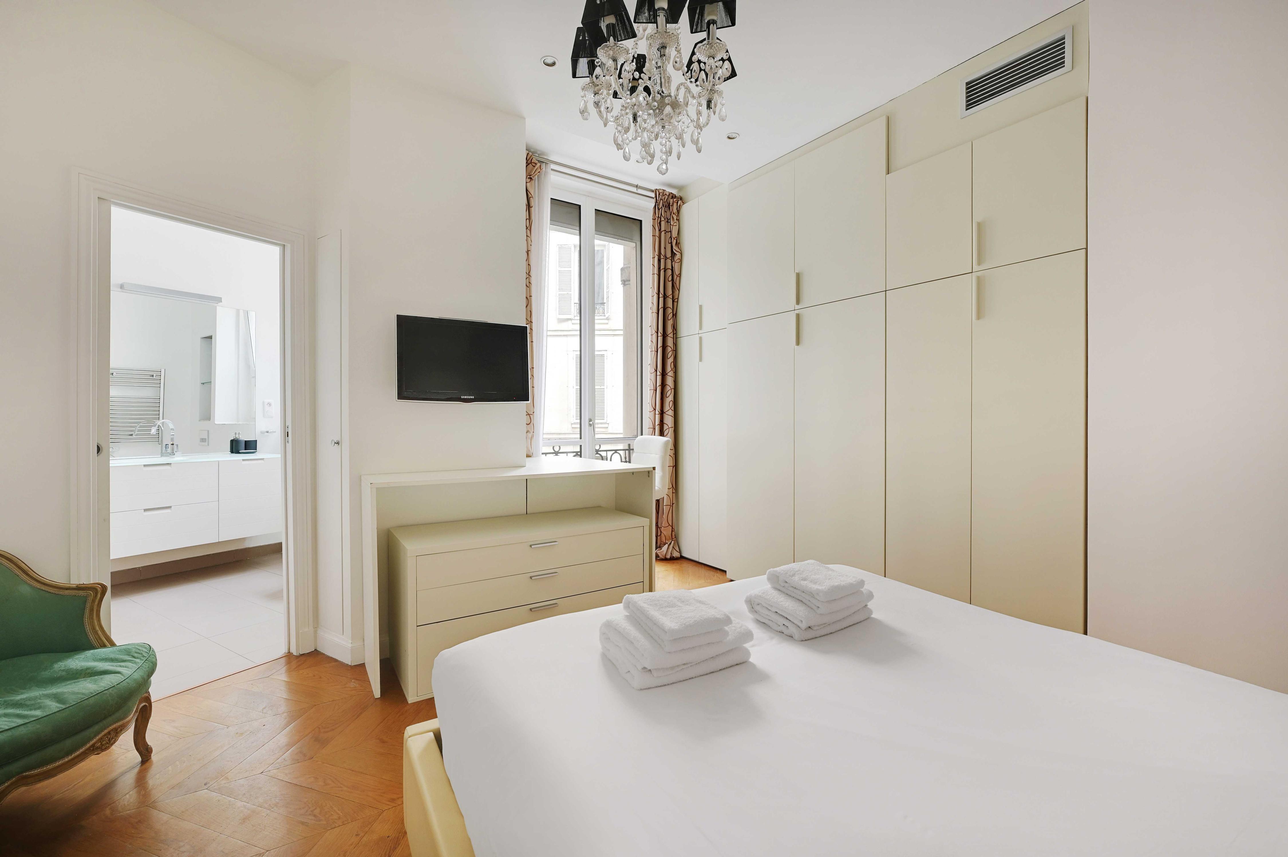 Charming 2BR/4P - Georges V / Champs-Elysees - Tap to explore photos