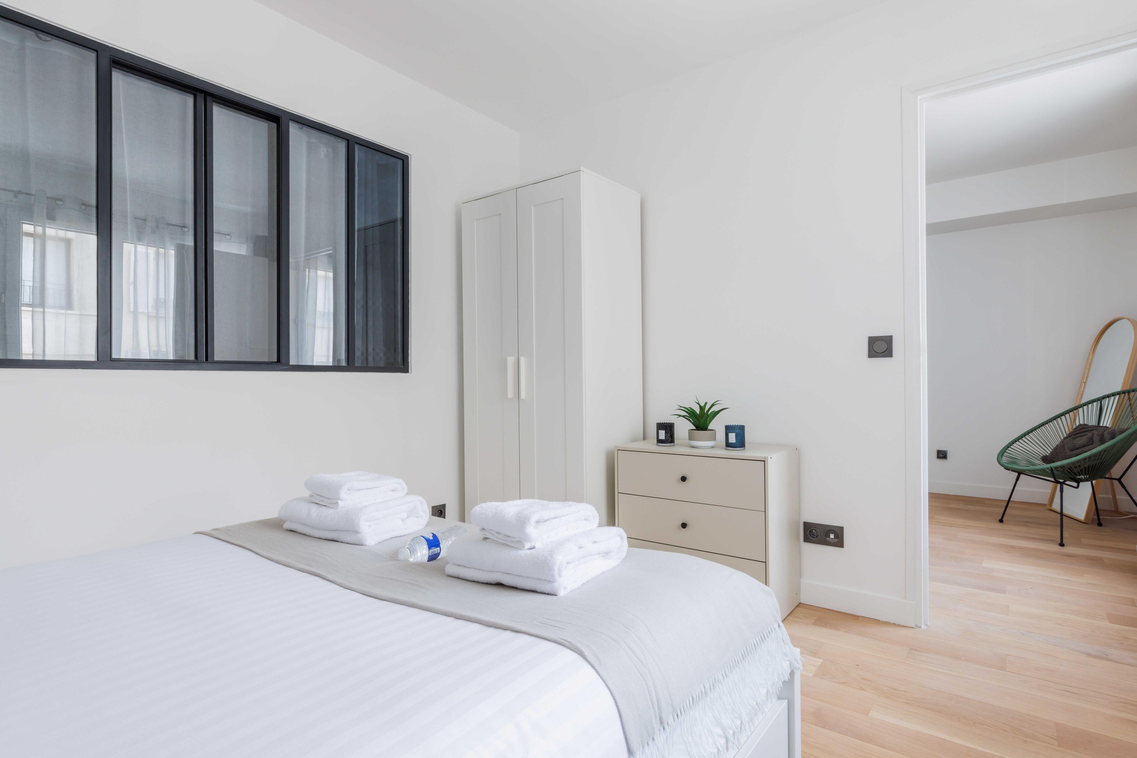 The Puteaux Pad Chic & Serene Stay for 6 - Tap to explore photos