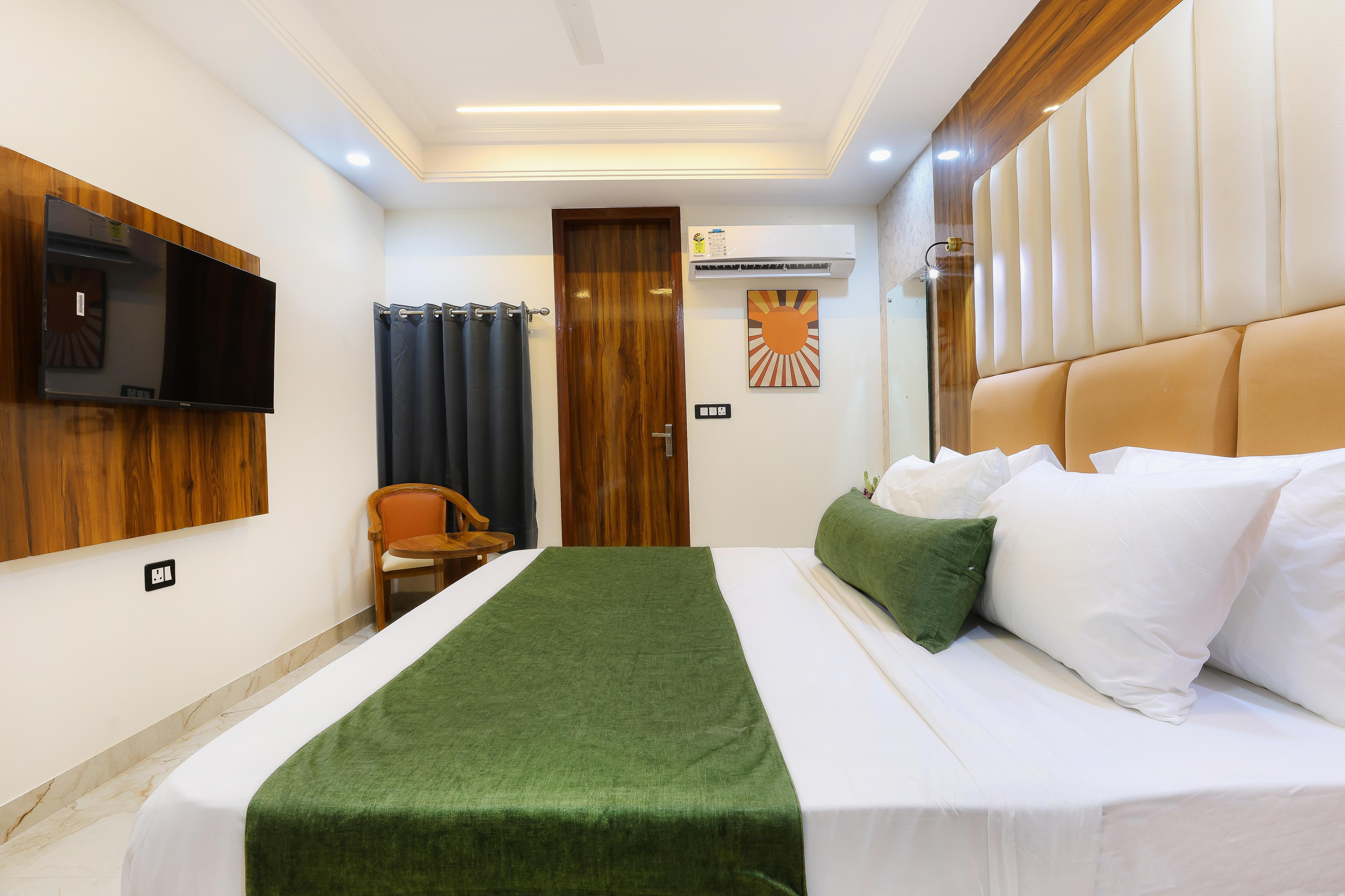HOTEL SIGNATURE SUITES - Tap to explore photos