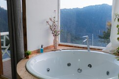 Kaivalya Treehouse with Jacuzzi