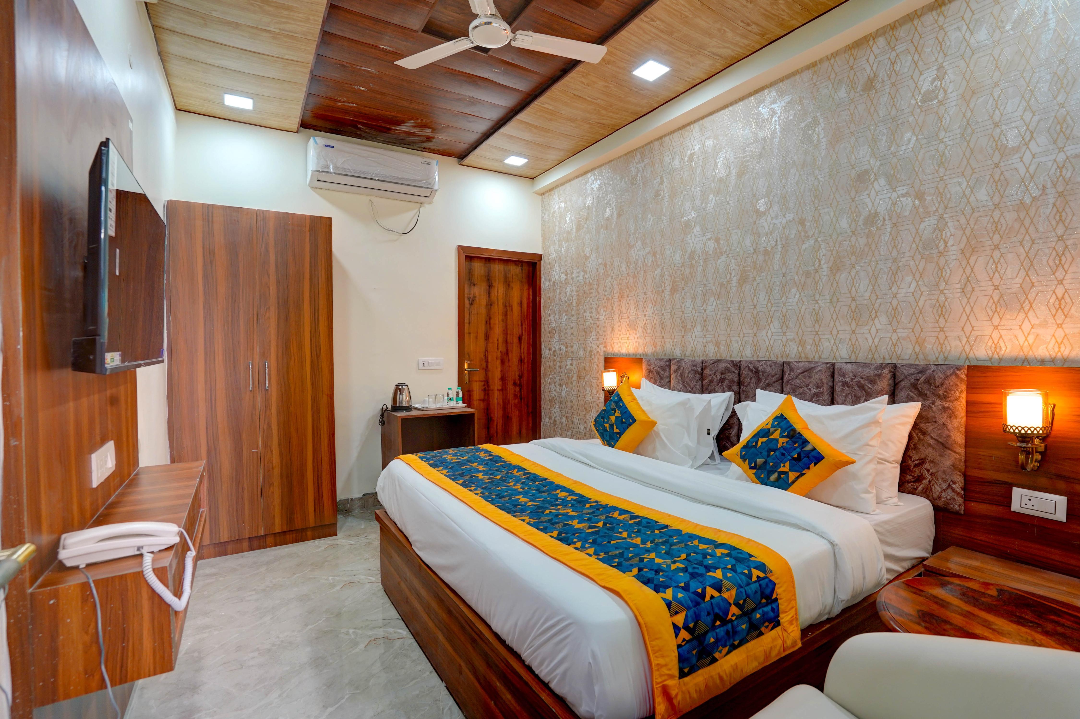 Aarchh Royale Room Type - Deluxe with Air Conditioning