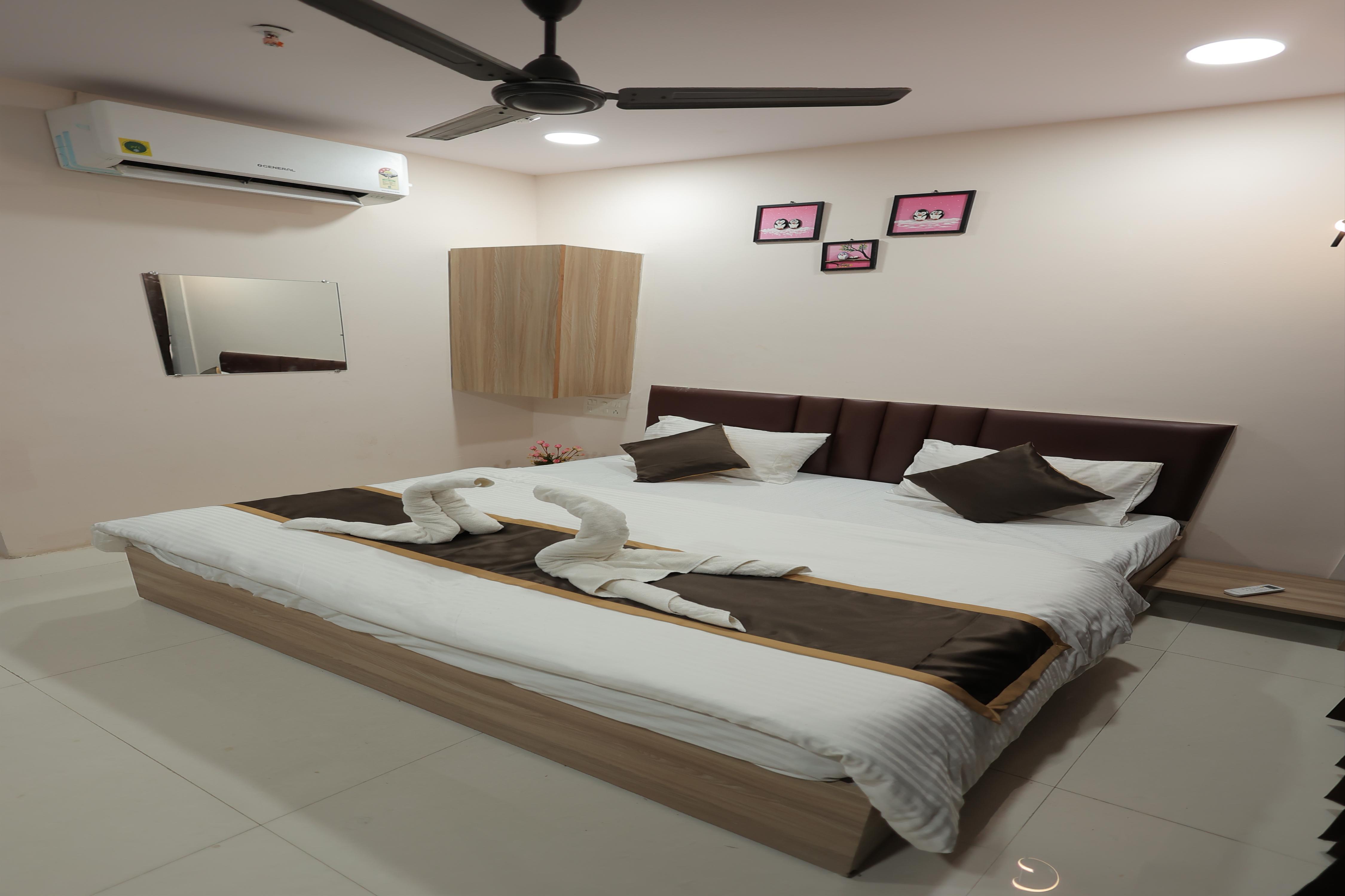 Bellissimo Hotel & Rooms Room Type - Super Deluxe with King Bed