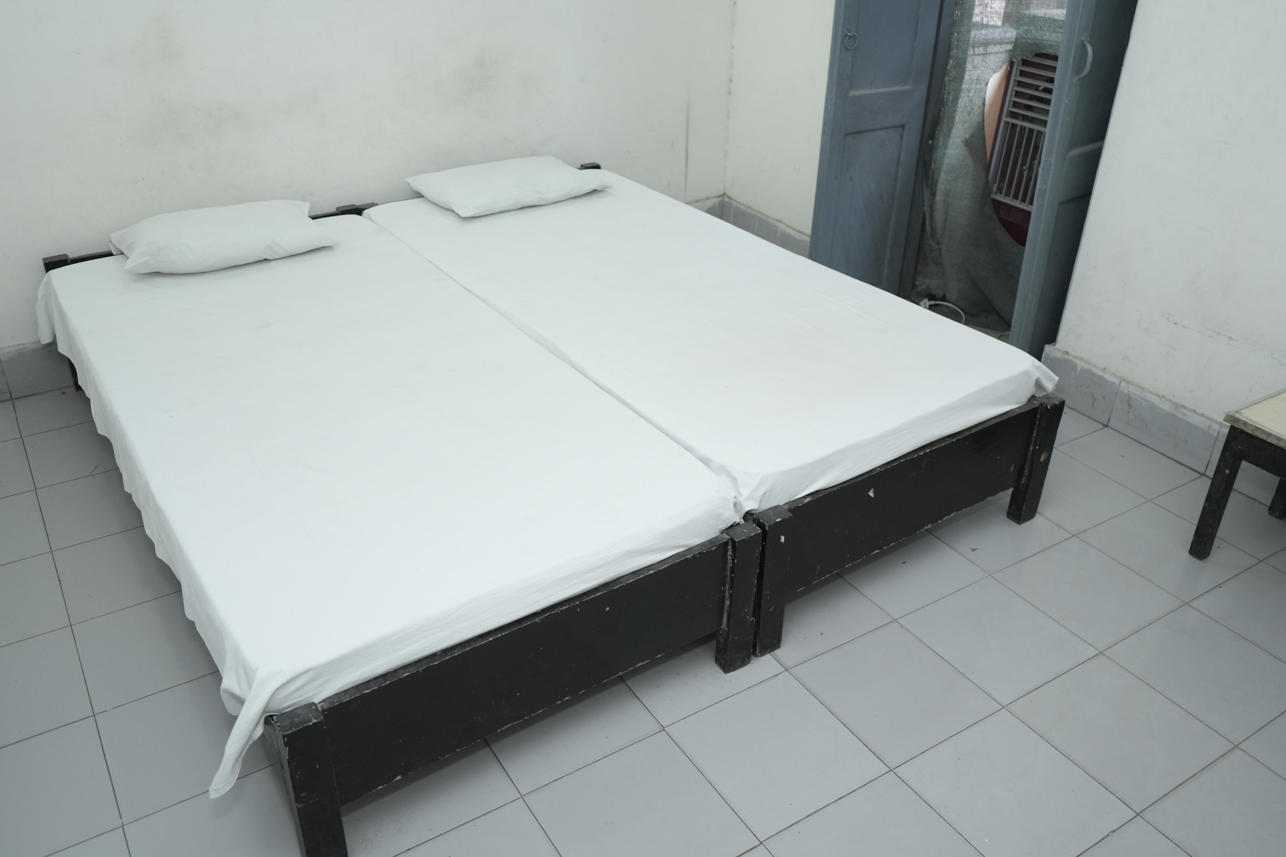 PALACE HOTEL Room Type - Deluxe Queen Bed Room