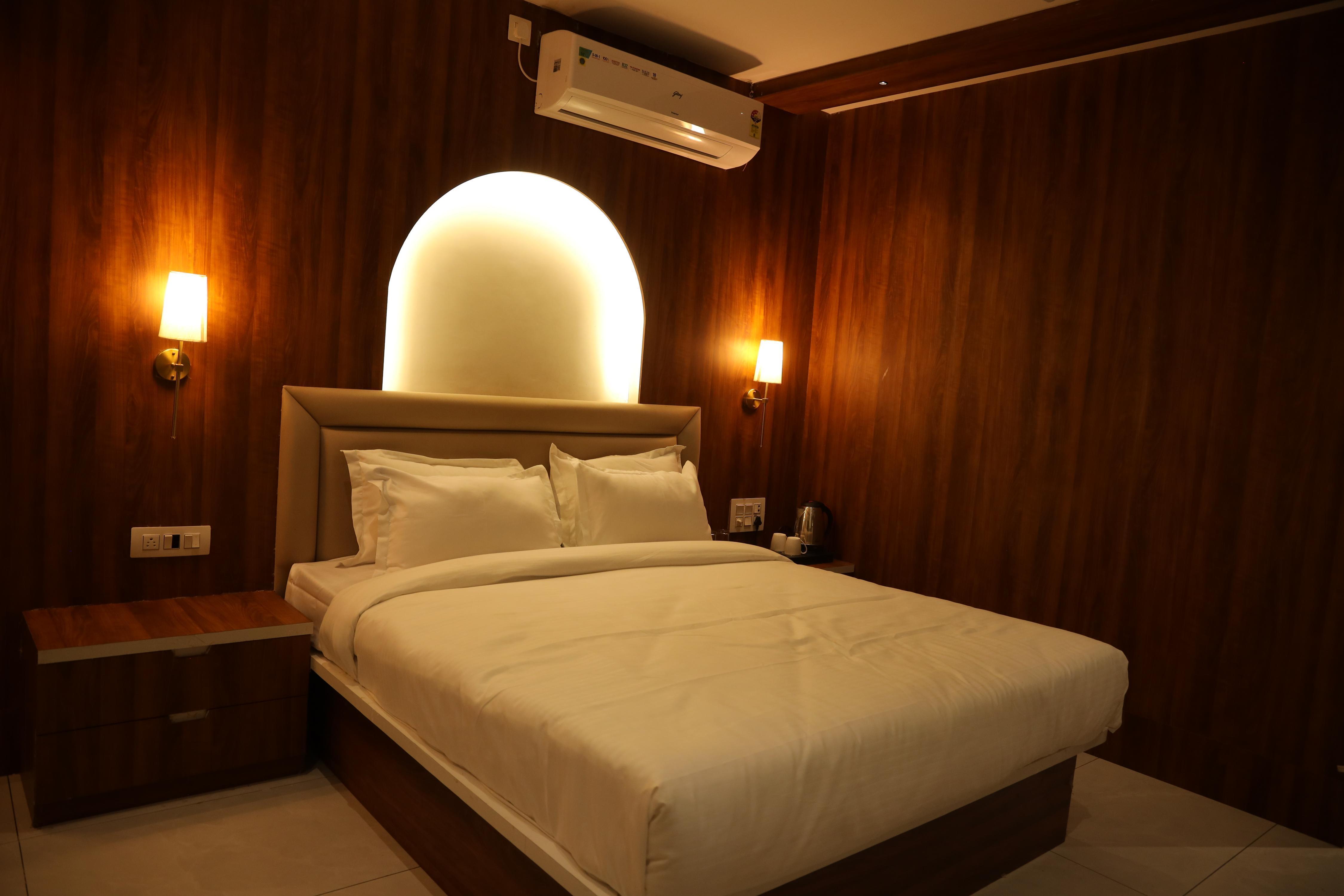 THE ROYAL ANANDRAJ Room Type - AC SUITE