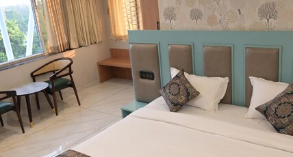 Spotlight Hotel& Lodge Room Type - Luxury King Bed Room with city view