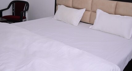 Shri Narayanam Guest House Room Type - Deluxe Room 