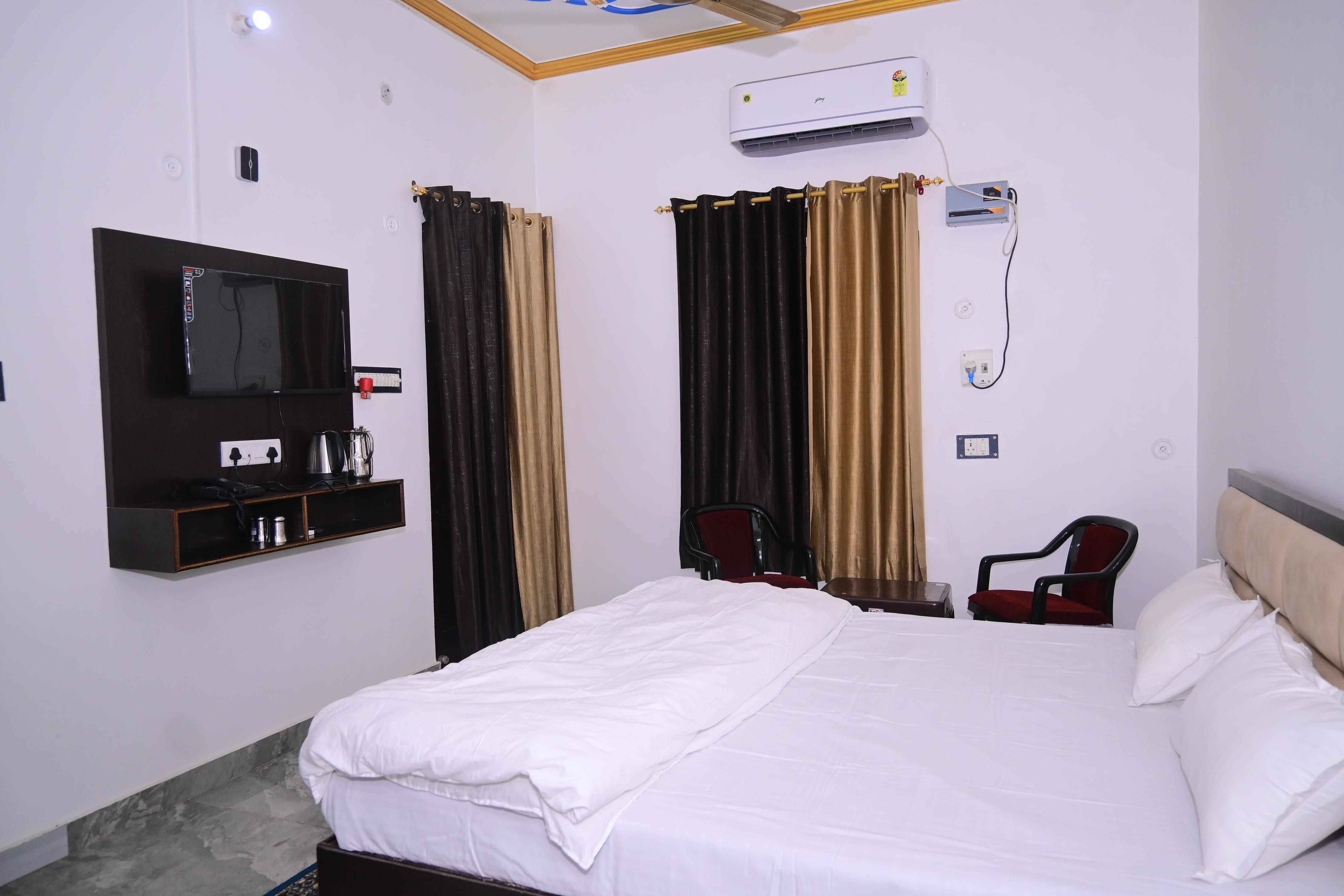 Shri Narayanam Guest House - Tap to explore photos
