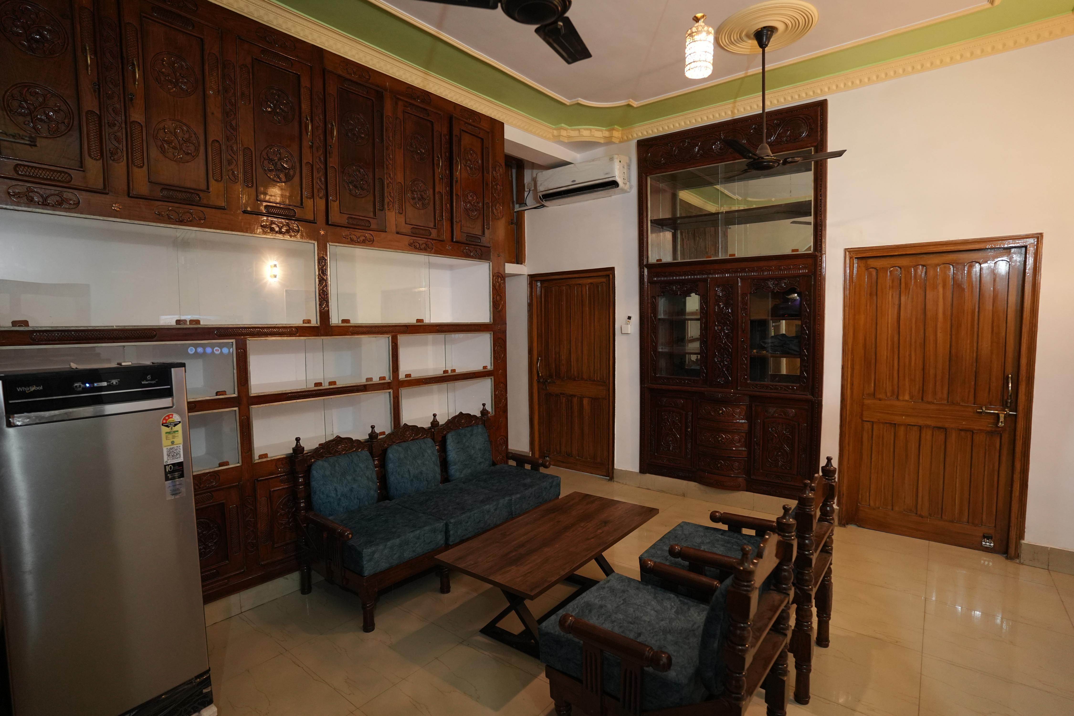 Luxury 4BHK Bunglow in Posh Colony - Tap to explore photos