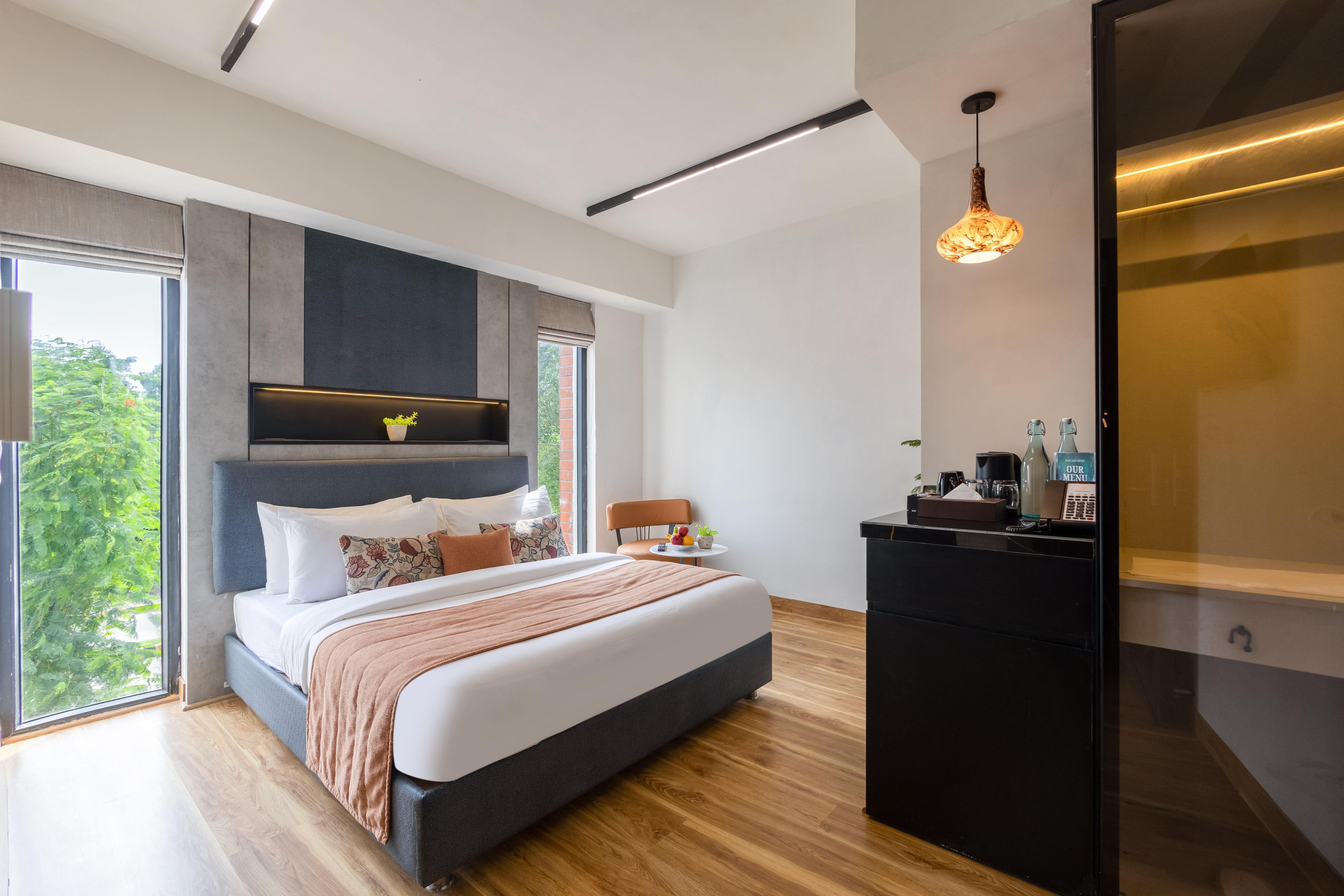 Hotel Limon Millennium City Centre Sector 45 - Tap to explore photos