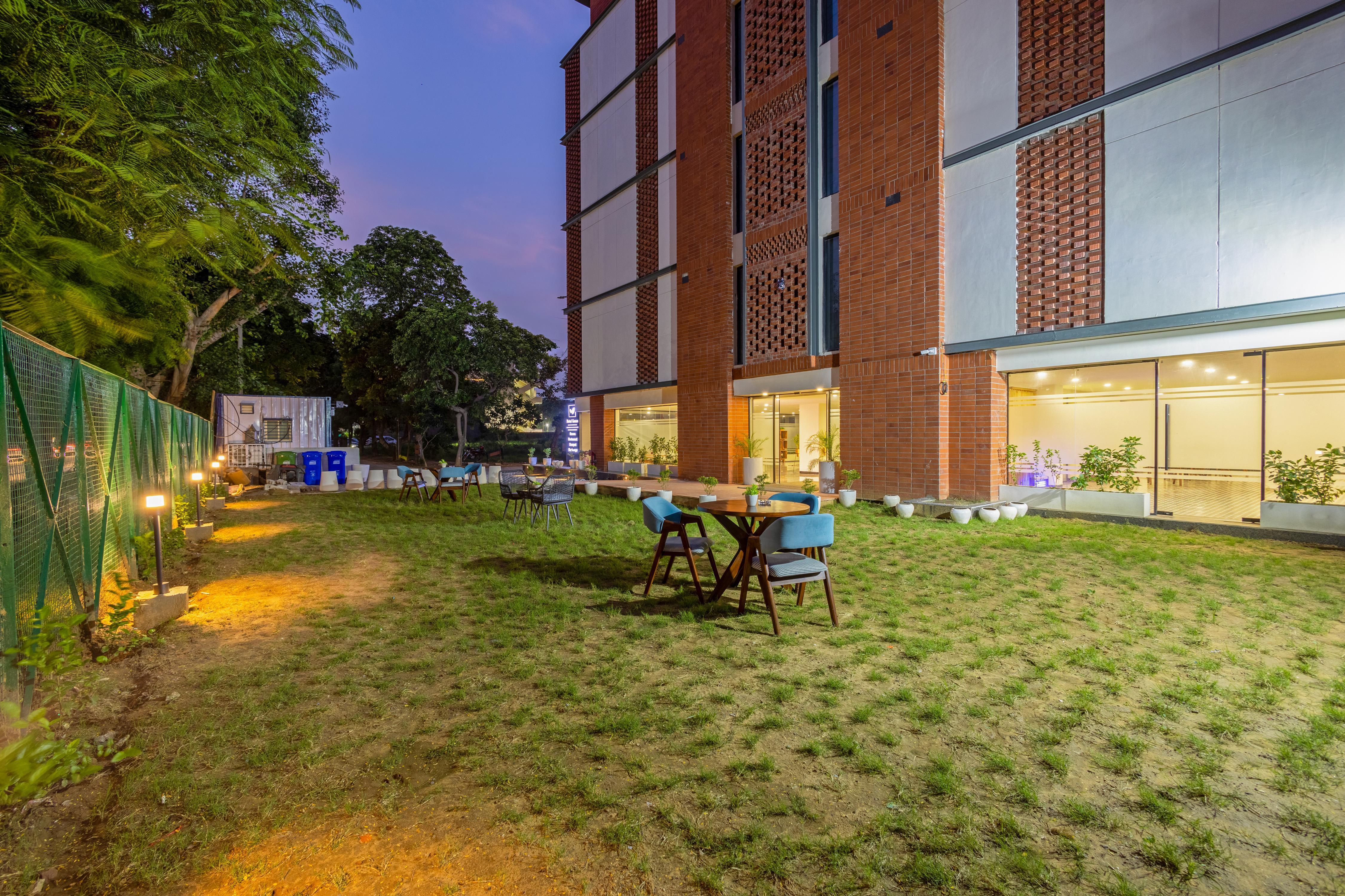 Hotel Limon Millennium City Centre Sector 45 - Tap to explore photos