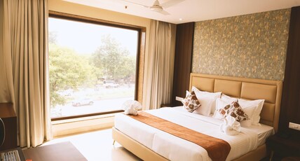 SWAN HOTEL & BANQUETS Room Type - ROYAL ROOM