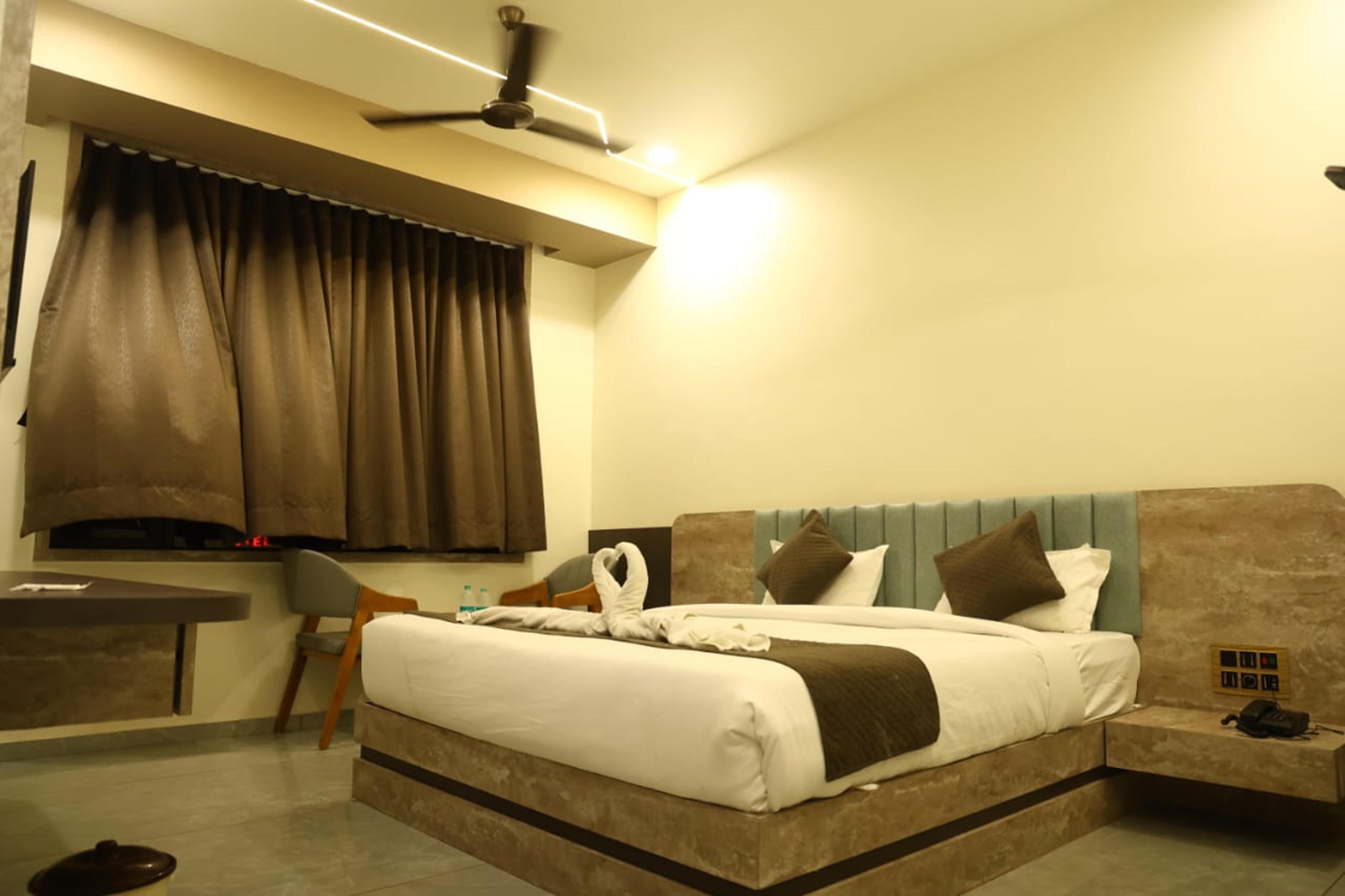 HOTEL SUN PALACE Room Type - Deluxe King Bed Room with City View
