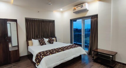 RT RESIDENCY HOTEL AND LODGE Room Type - Super Deluxe Room with King Bed and Balcony