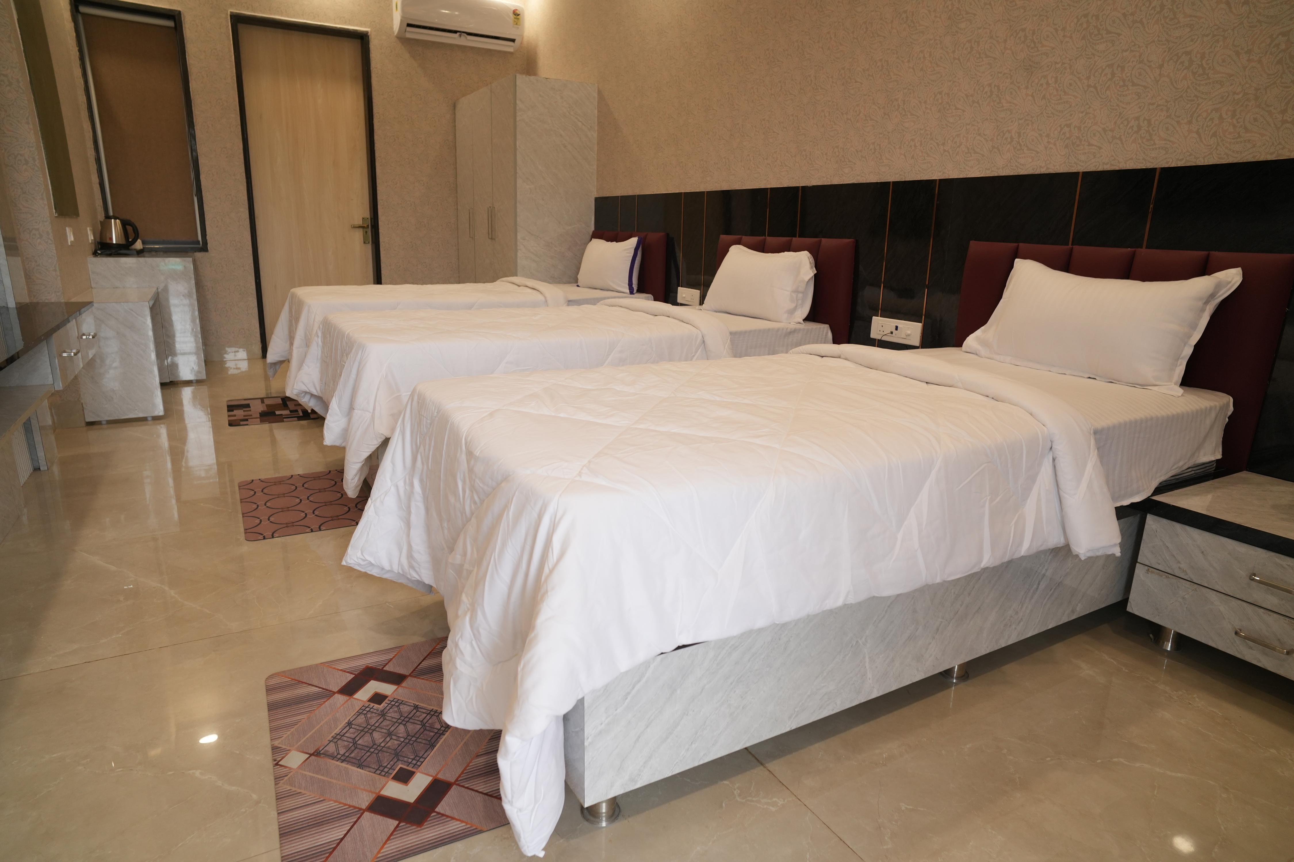 Kanha Retreat | 10 mins from Prem Mandir - Tap to explore photos