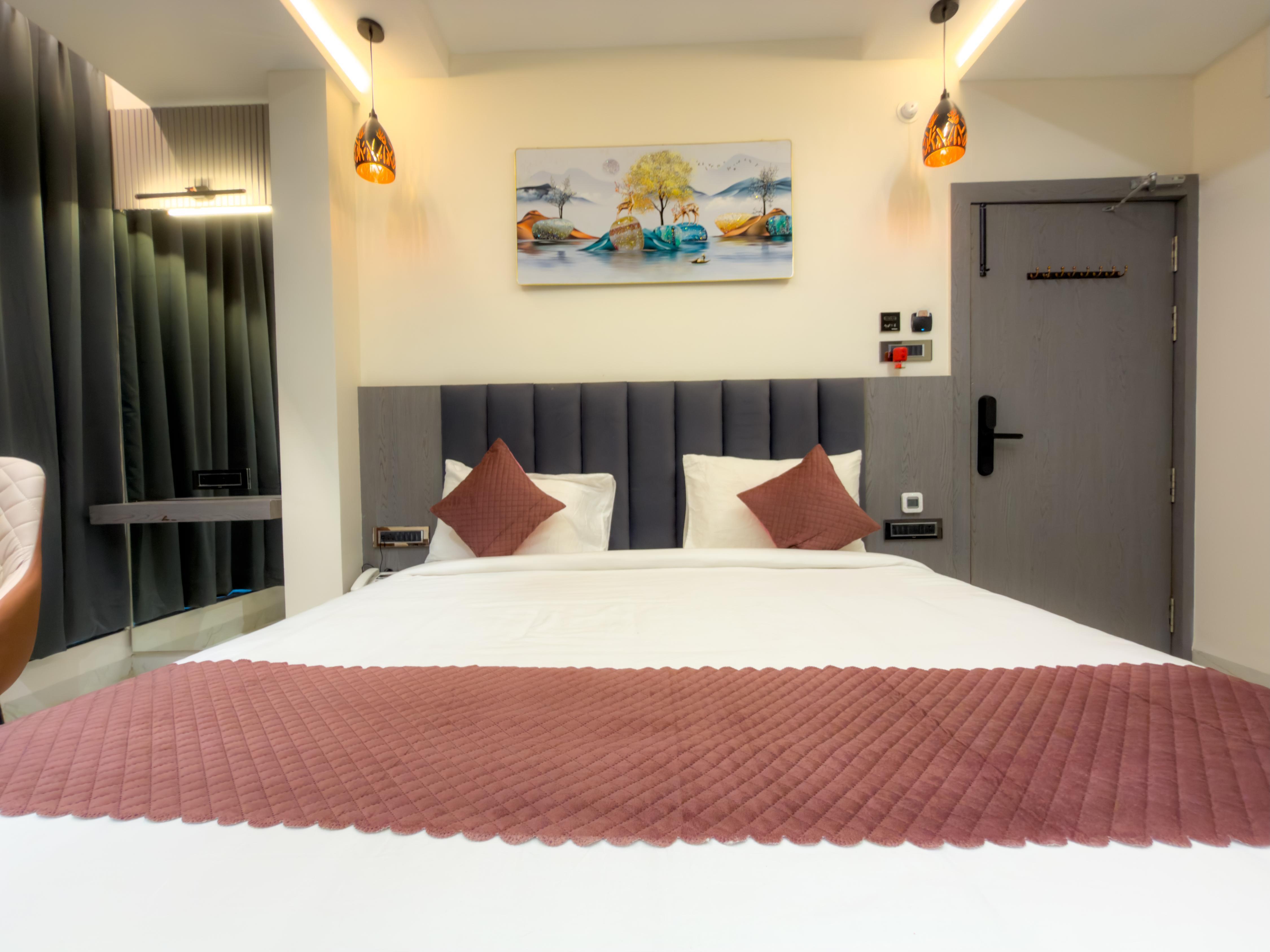 Travinities Hotel Shree Ji Palace - Tap to explore photos