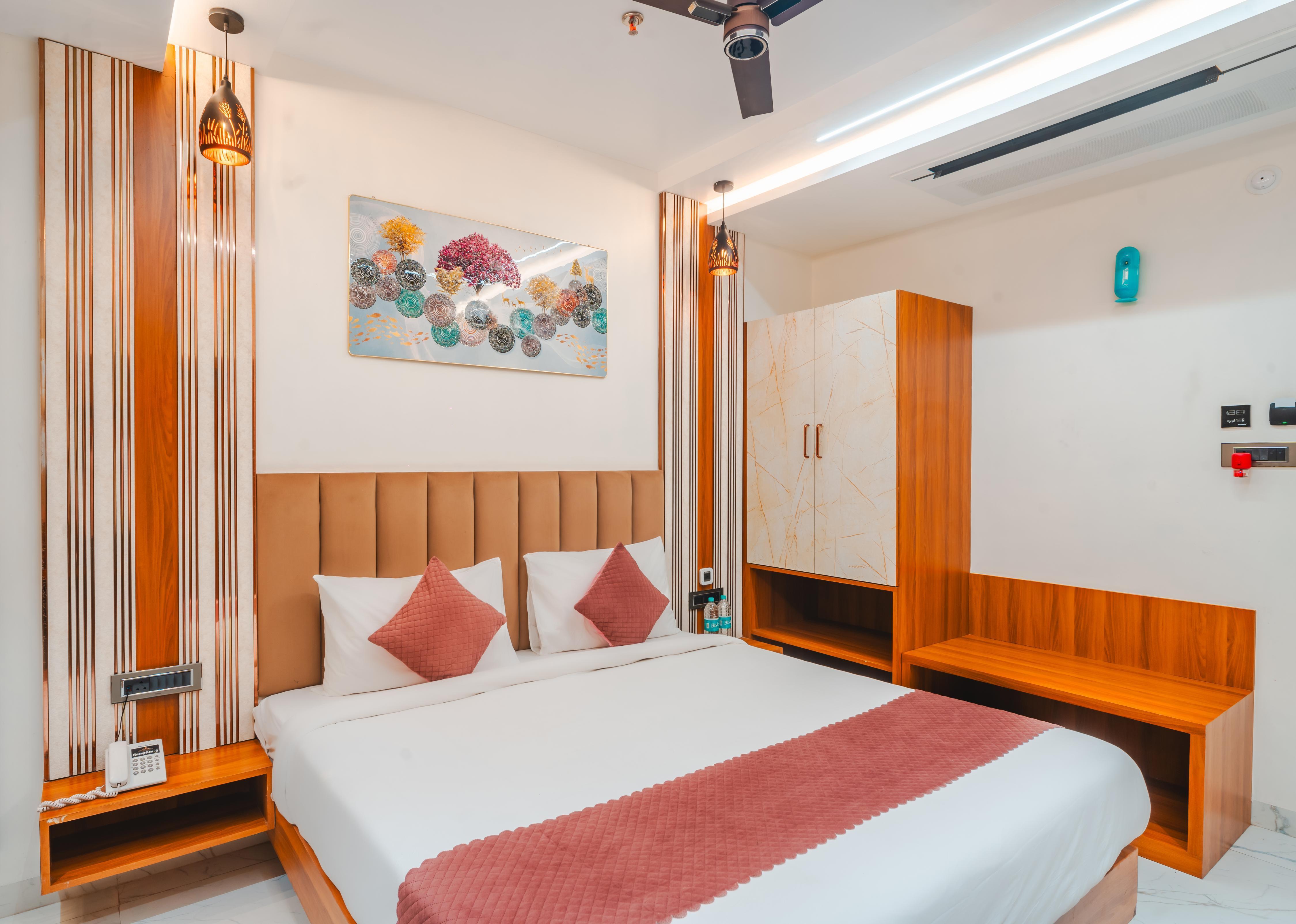 Travinities Hotel Shree Ji Palace - Tap to explore photos