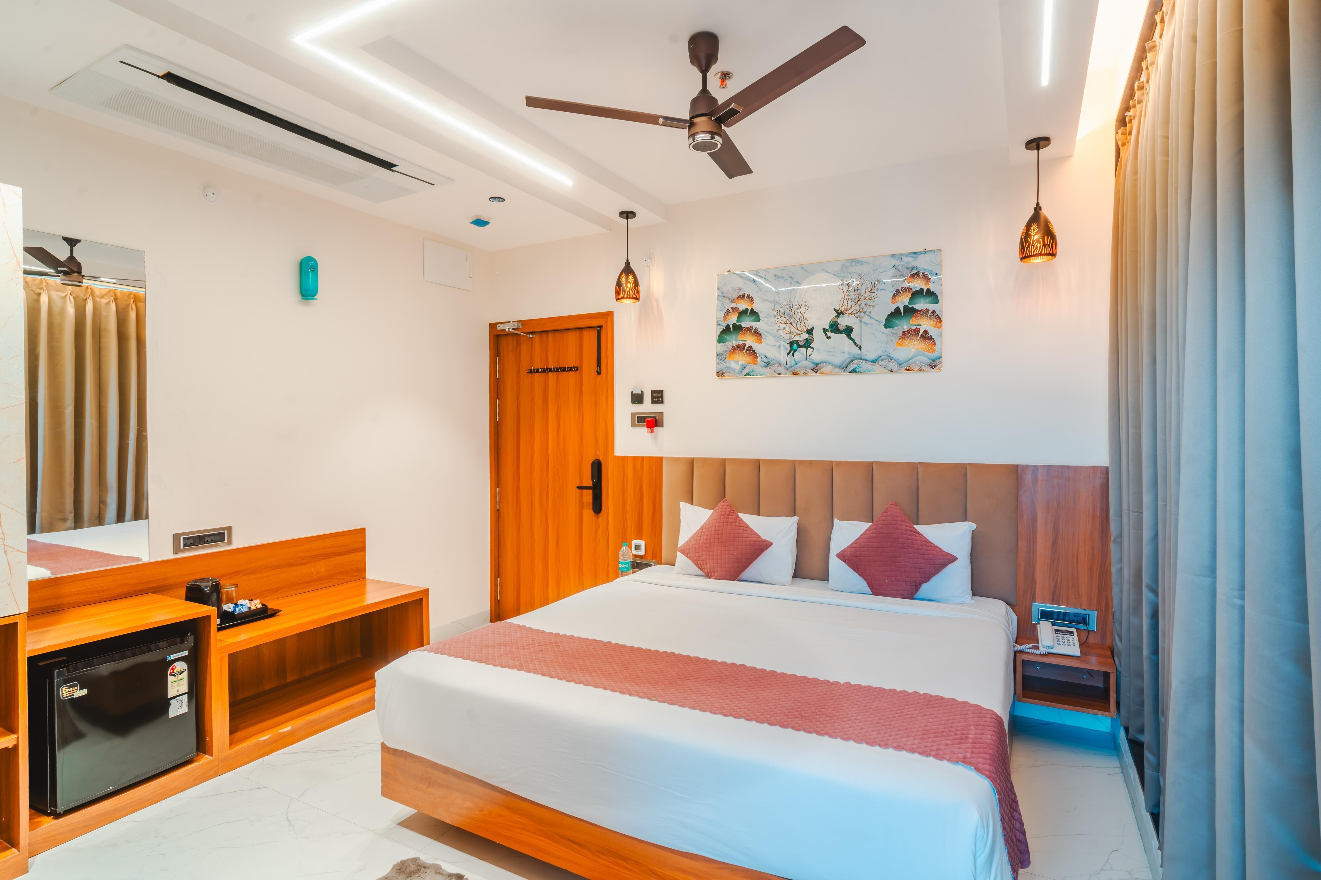 Travinities Hotel Shree Ji Palace Room Type - Premium Room With Balcony