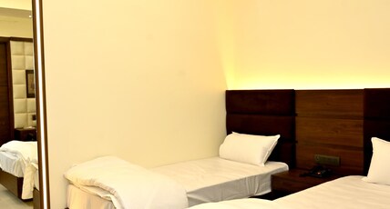 JMD Residency I Luxury Hotel I With Parking Room Type - Deluxe Luxury Room with Twin Size Beds