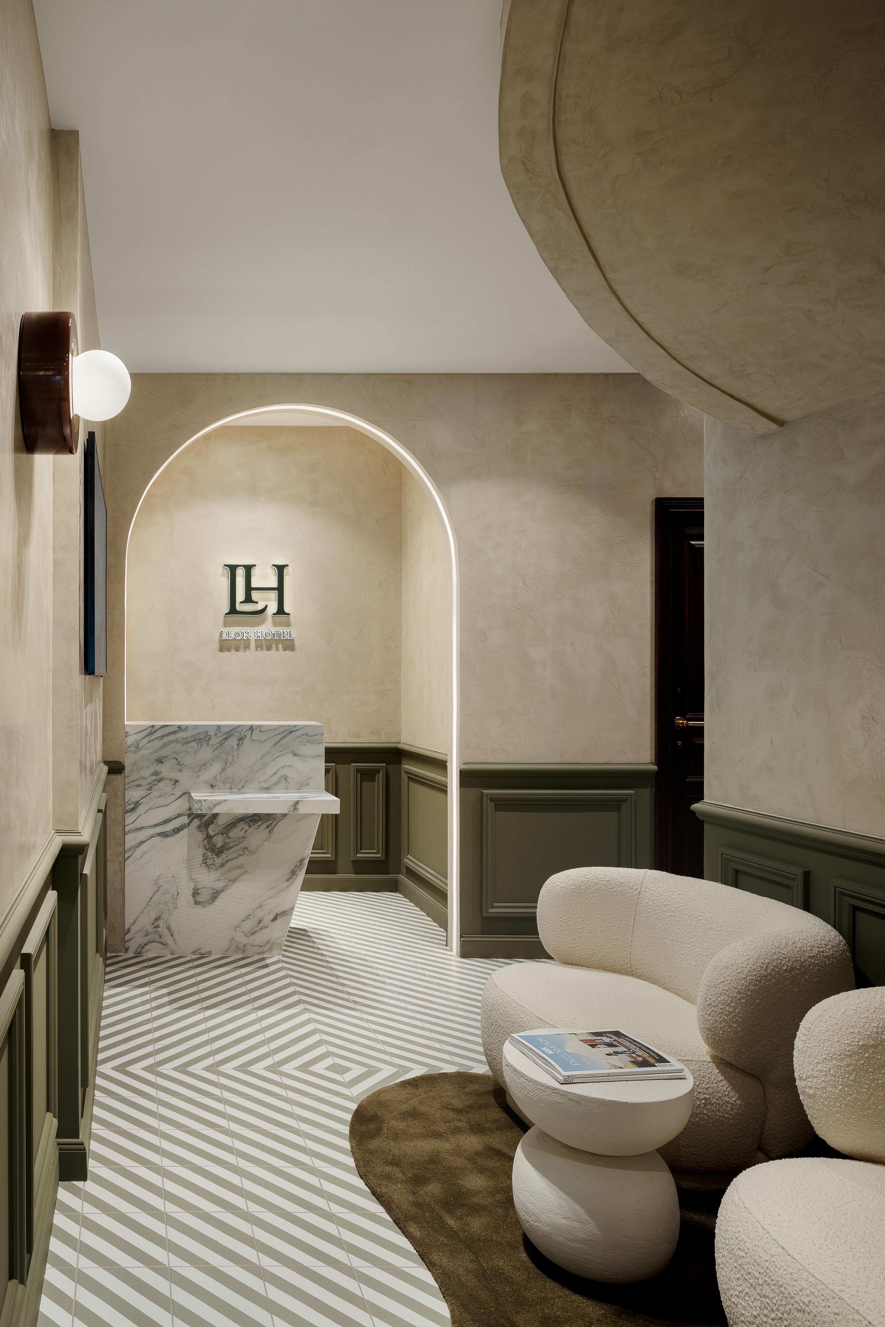Leon Hotel-Sacre Coeur view/Suite-64 - Tap to explore photos