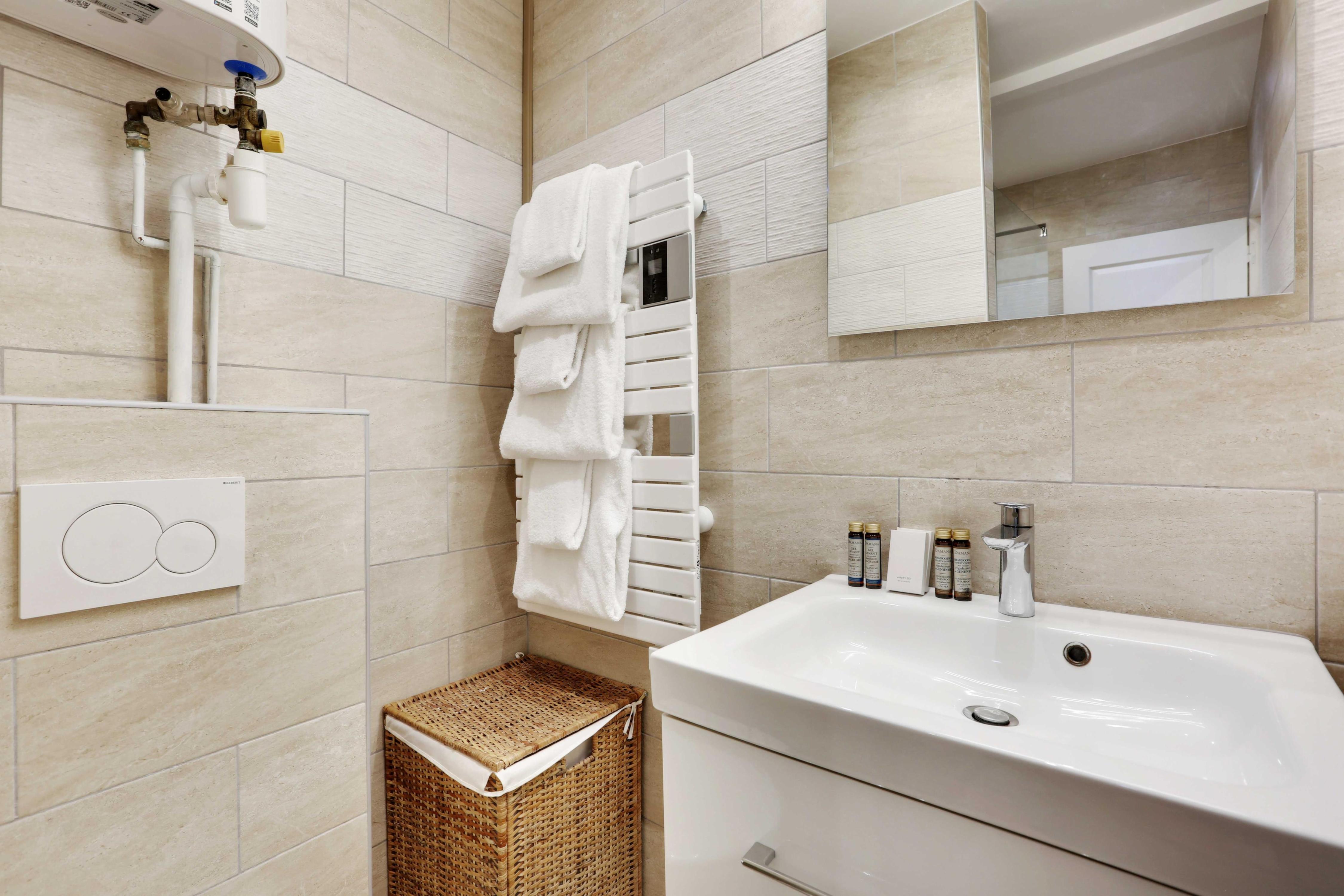 Modern Parisian Getaway 1BR/4 Guests Saint Germain des Pres - Tap to explore photos