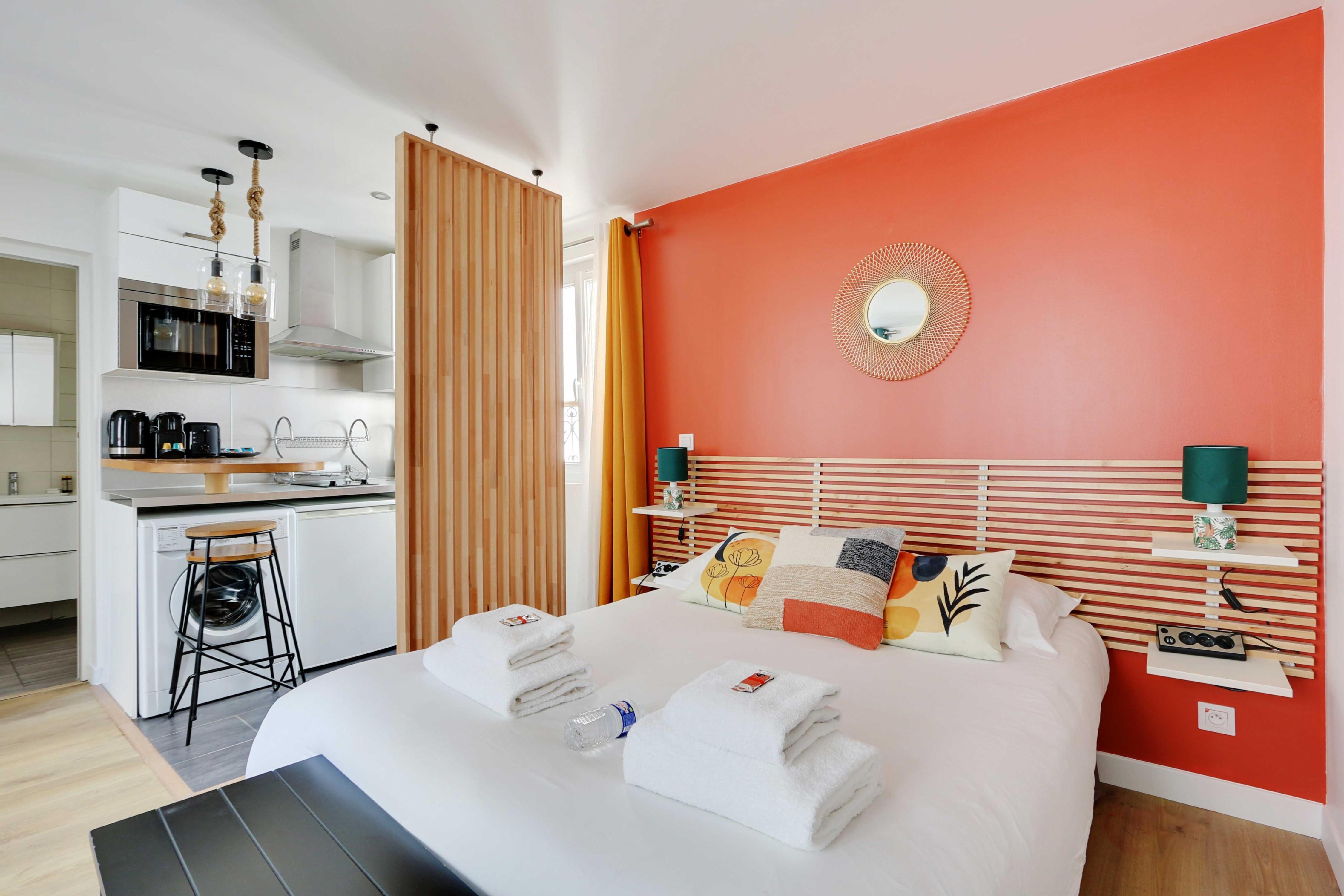Stunning studio for 2 people - Center of Paris - Tap to explore photos