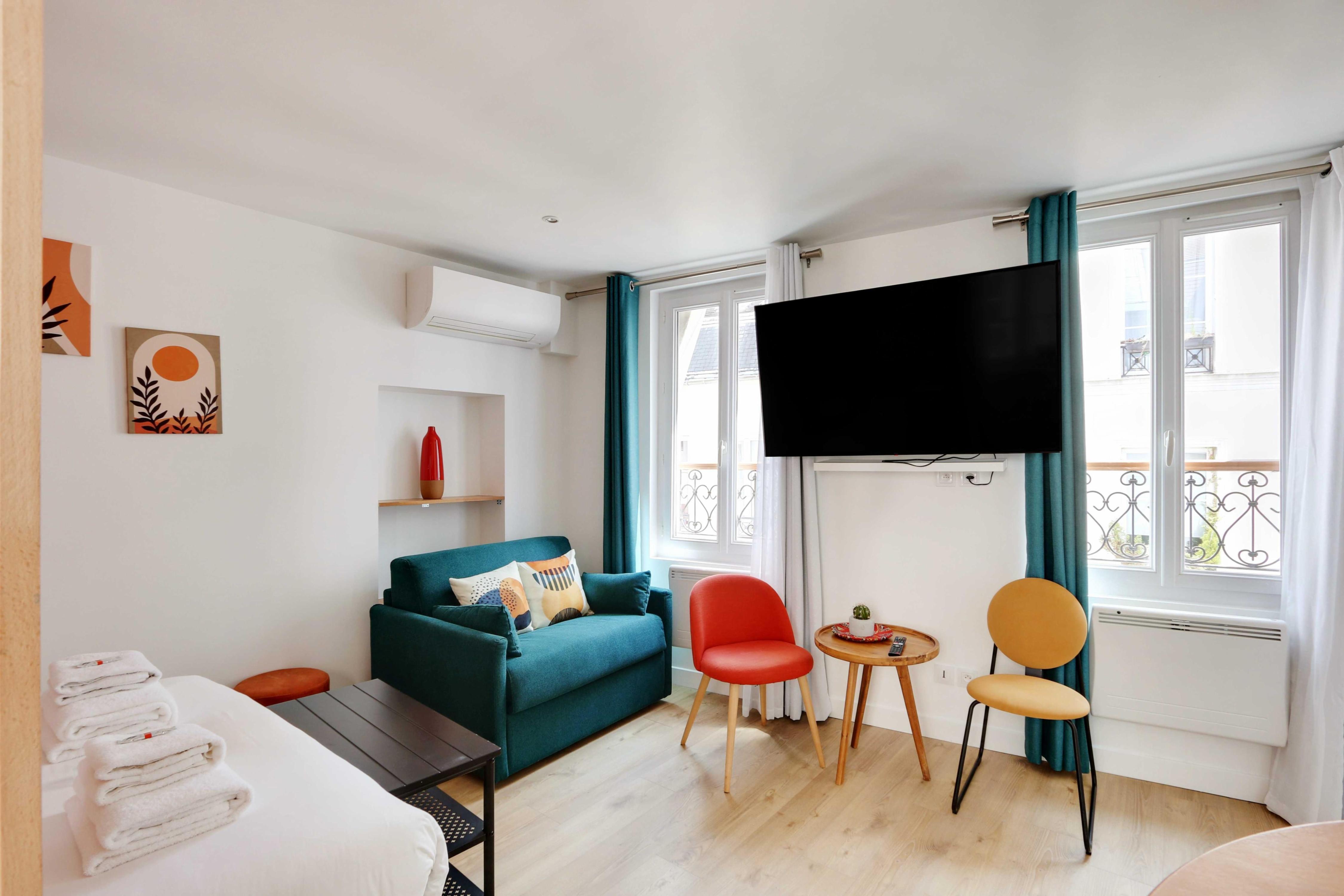 Stunning studio for 2 people - Center of Paris - Tap to explore photos