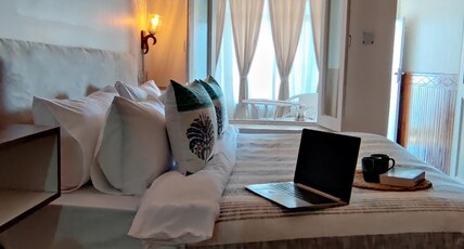 House of Hive | Himalayas View | 5BR by Homeyhuts Room Type - House of Hive - 1BR Himalayan Escape