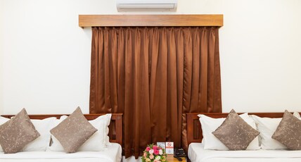 FLY VIEW Airport Residency Room Type - Deluxe Room AC Twin