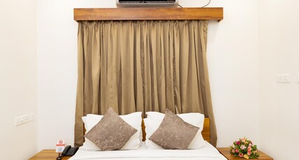 FLY VIEW Airport Residency Room Type - Deluxe Double Room AC