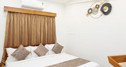 FLY VIEW Airport Residency Room Type - Deluxe King AC