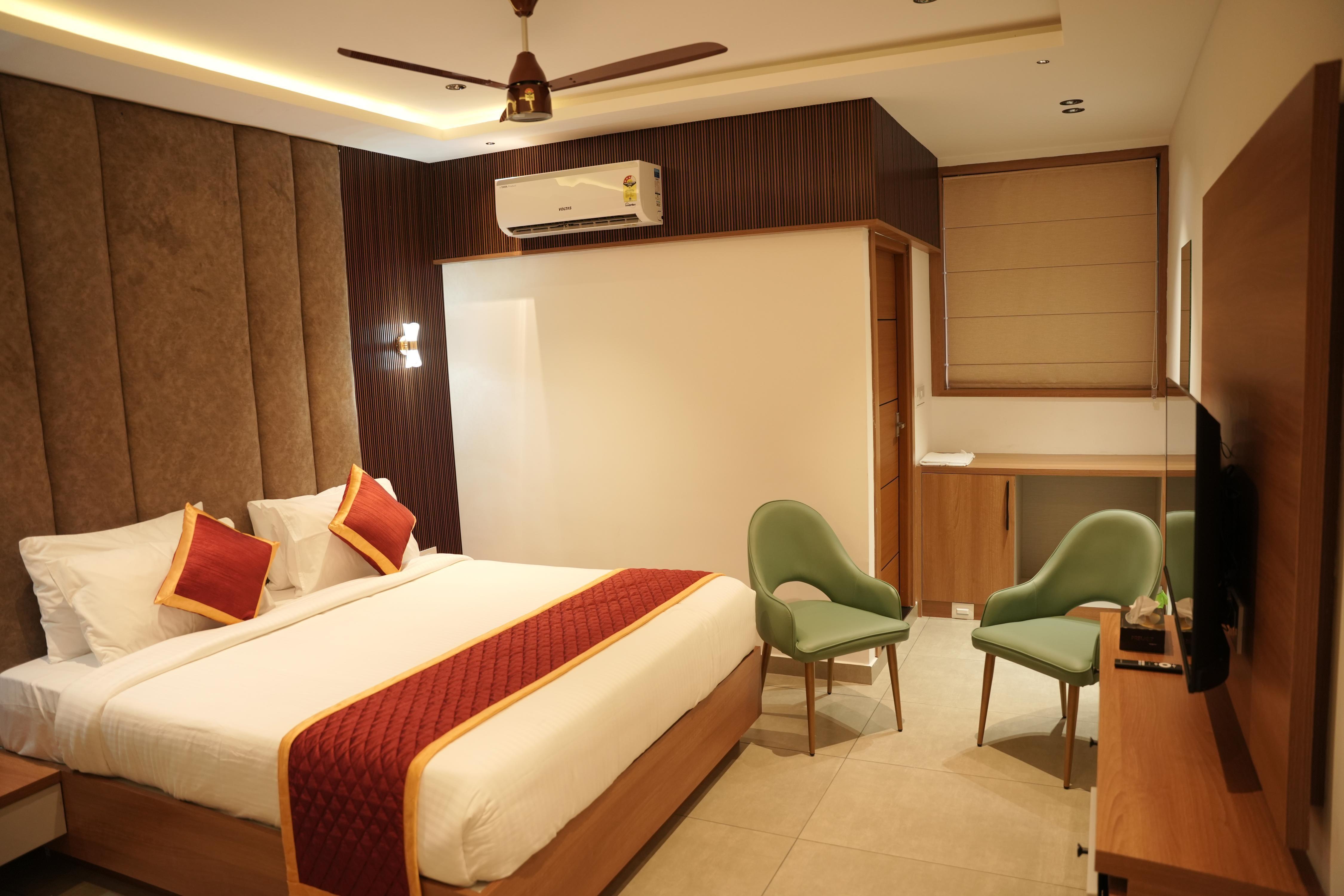 DENZ PARADISE Room Type - Deluxe King Bed Room