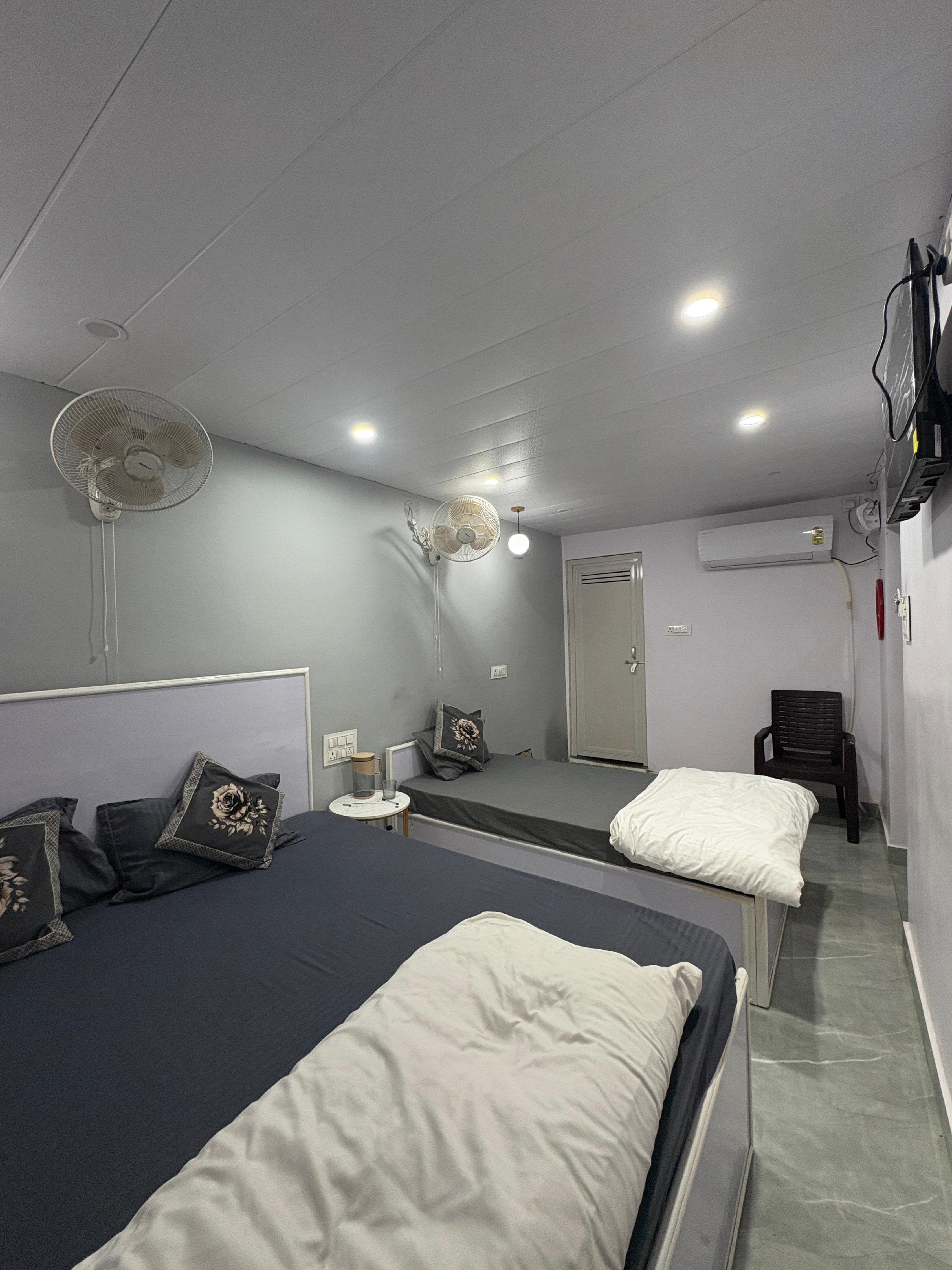Meenakshi Paying Guest House - Tap to explore photos