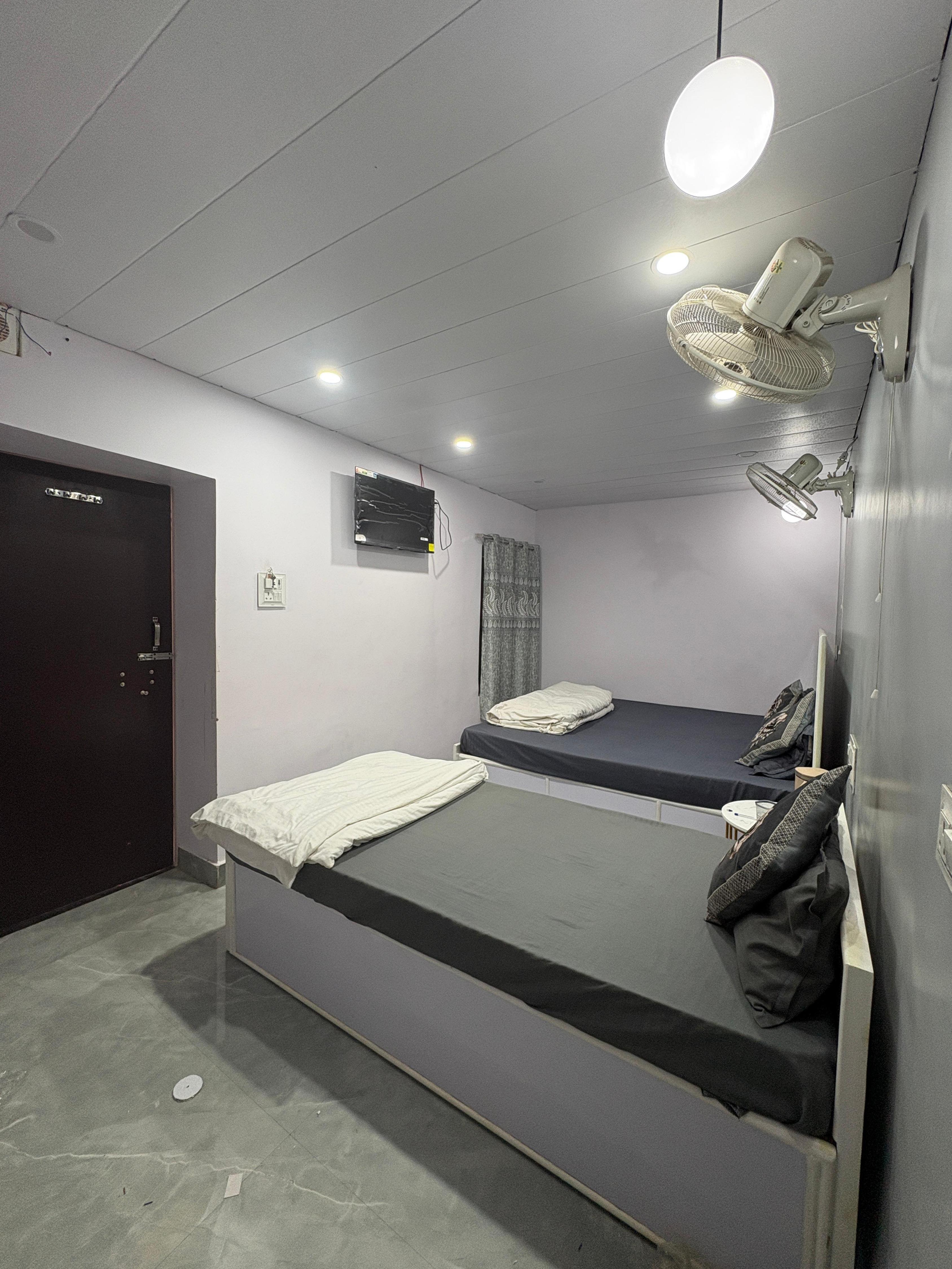 Meenakshi Paying Guest House Room Type - Triple Deluxe Bed Room With Private Bath Room