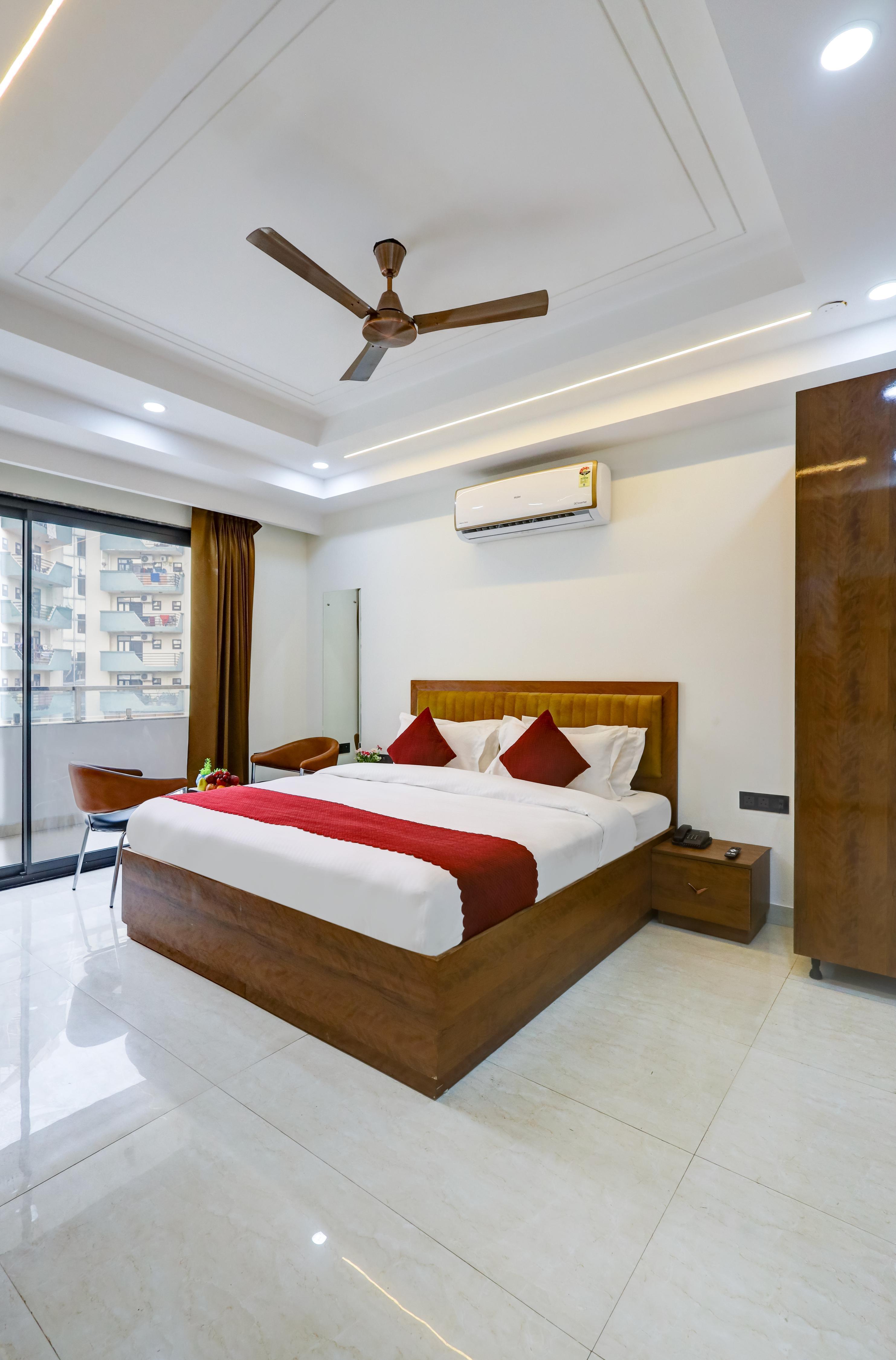 Lux Studio Walking Distance from Medanta Medicity Hospital - Tap to explore photos