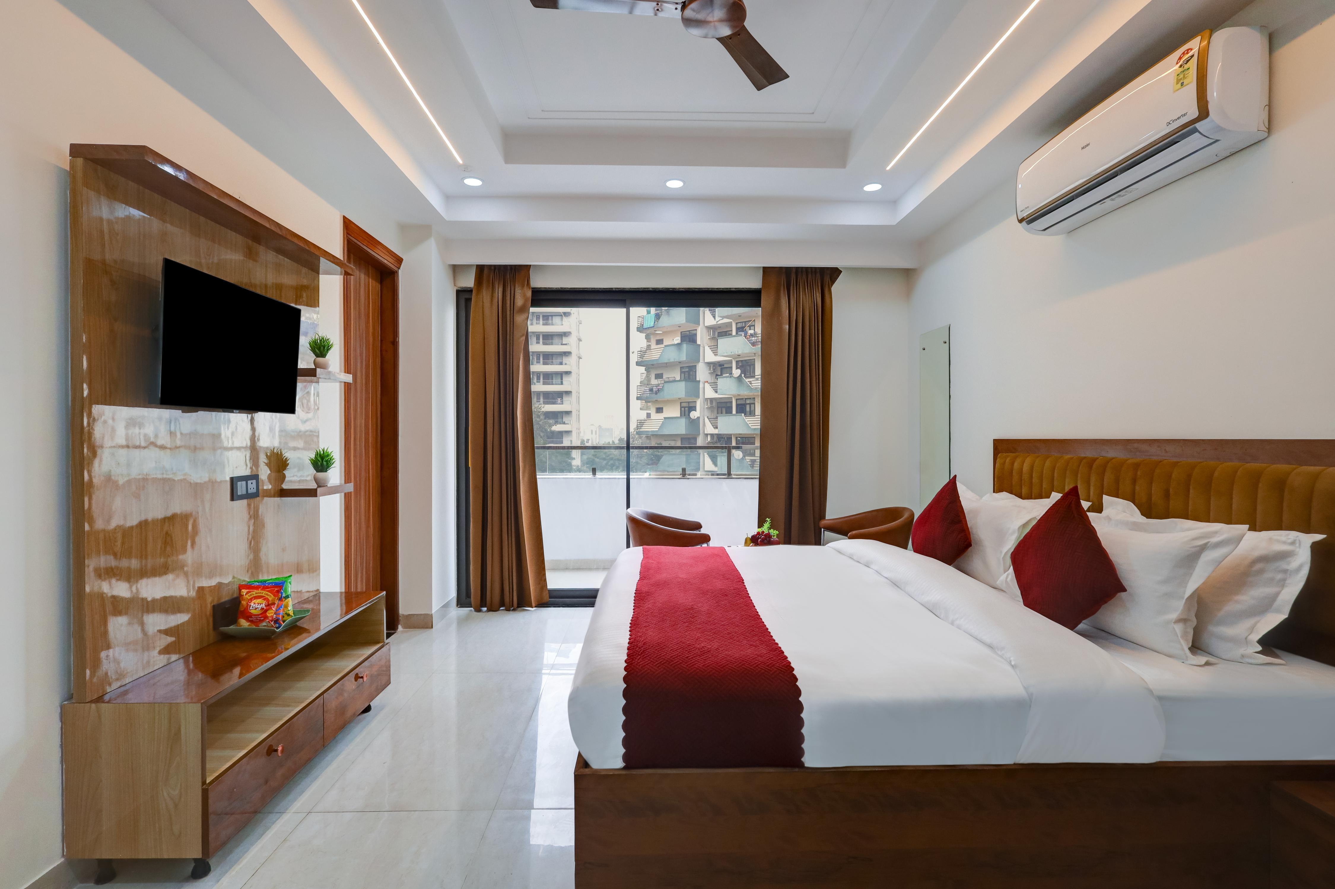 Lux Studio Walking Distance from Medanta Medicity Hospital - Tap to explore photos