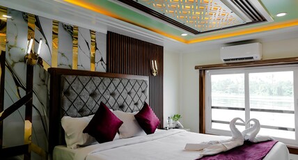 GRAND ECO HOUSE BOAT PRIVATE LIMITED Room Type - 1 Room Luxury Sharing Houseboat