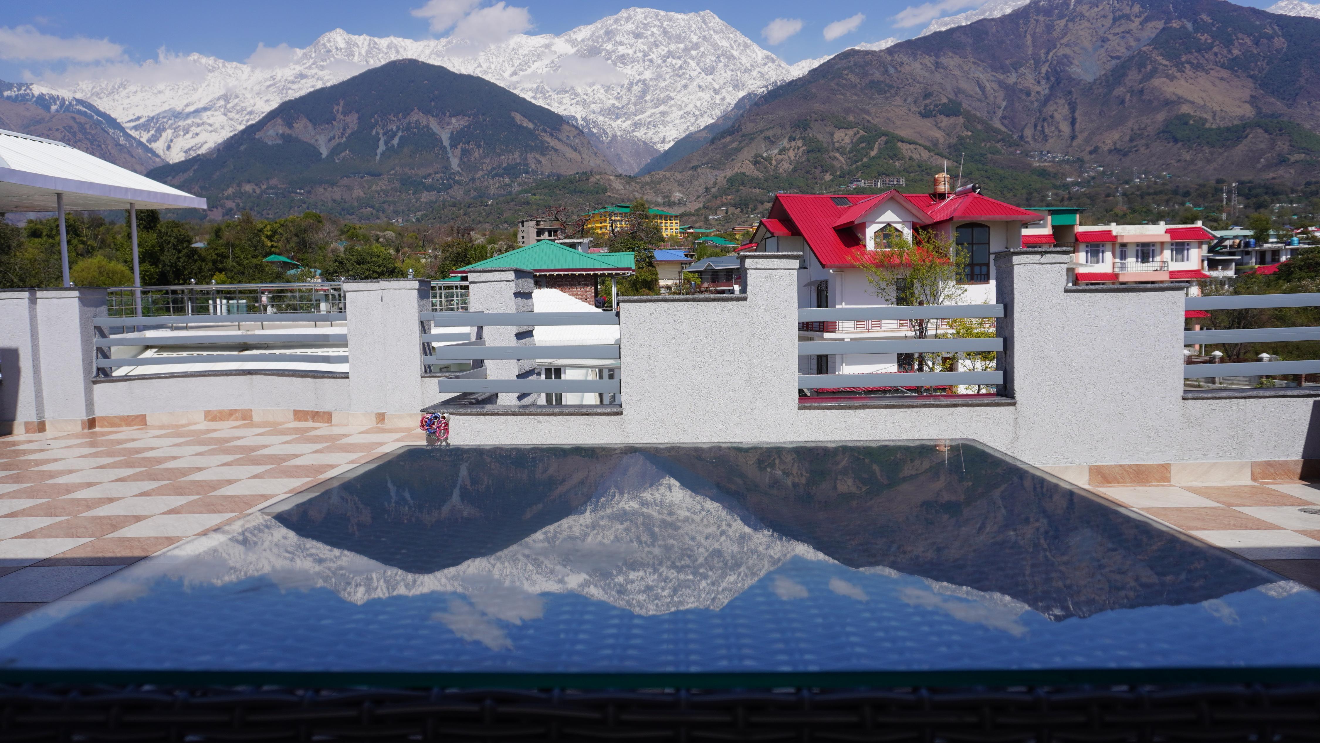 Umang Cottage Studio Apartment Dhauladhar View - Tap to explore photos