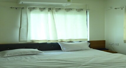 The Royal Court Lodging & Bar Room Type - Semi Deluxe Room with AC