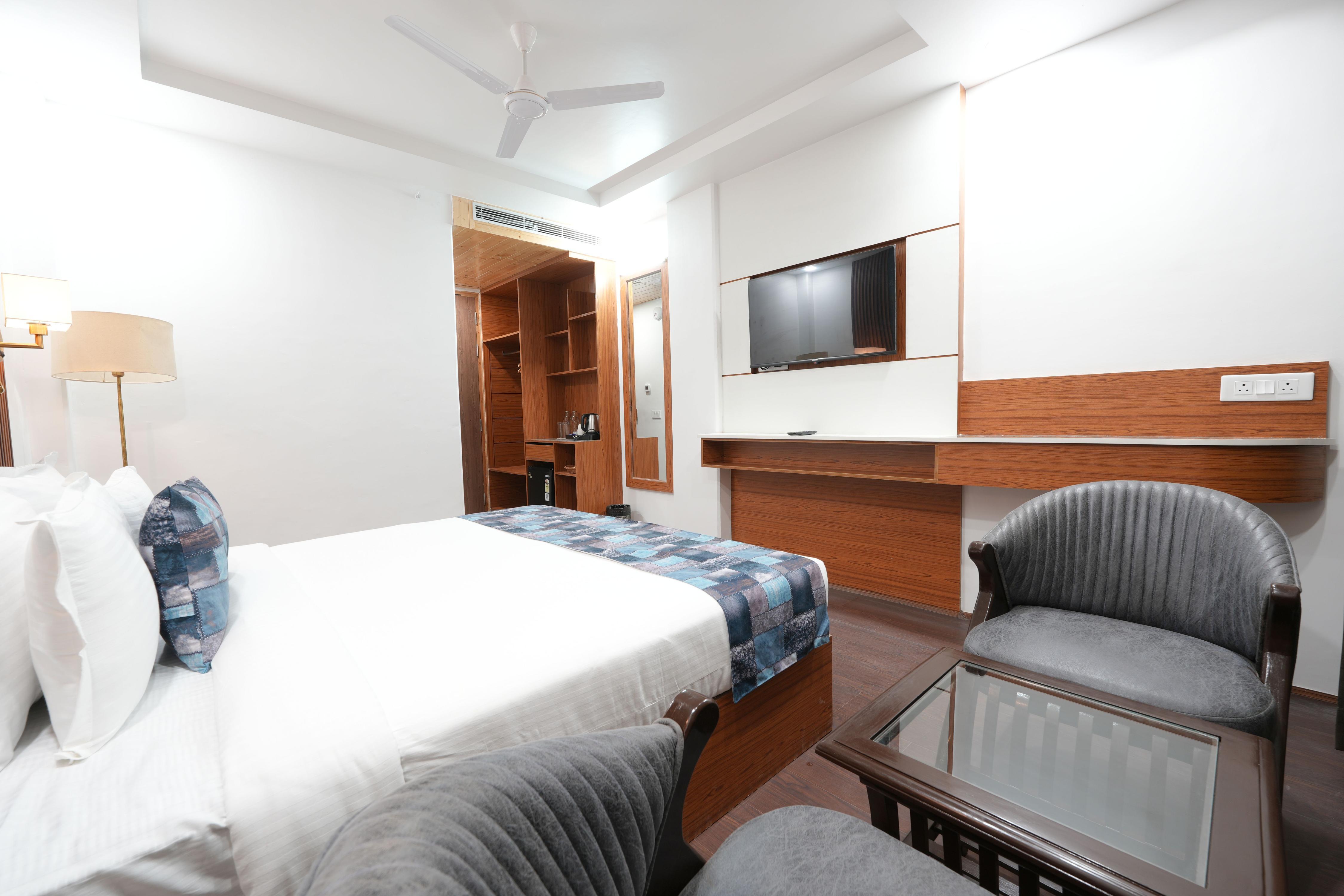 Hotel Skyline, Manali - Walking to Mall Road, Centrally Heated - Tap to explore photos