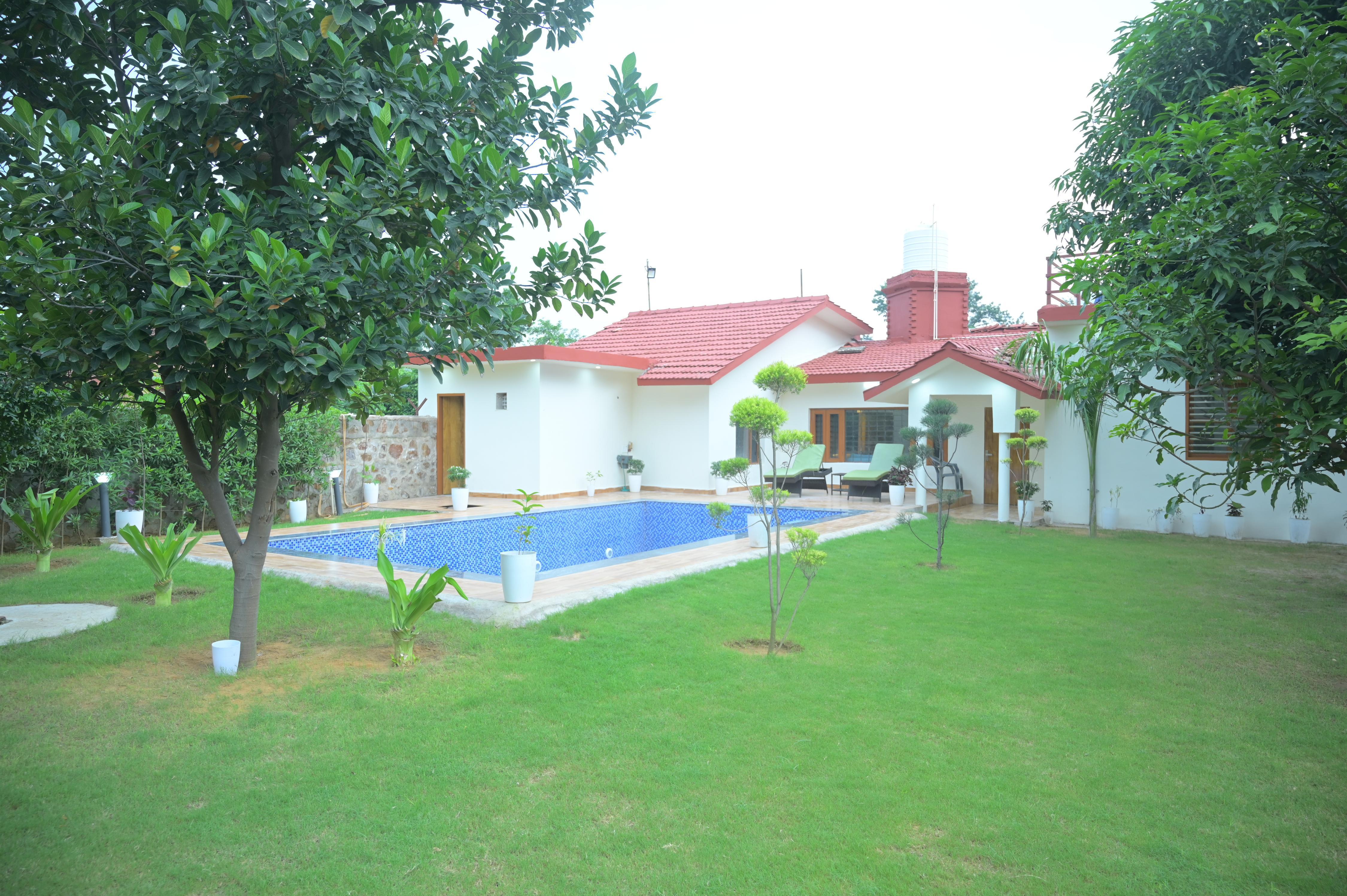 Aravali Farm Gurgaon - 3 Bedroom Villa with Lawn Barbeque Grill and Private Pool