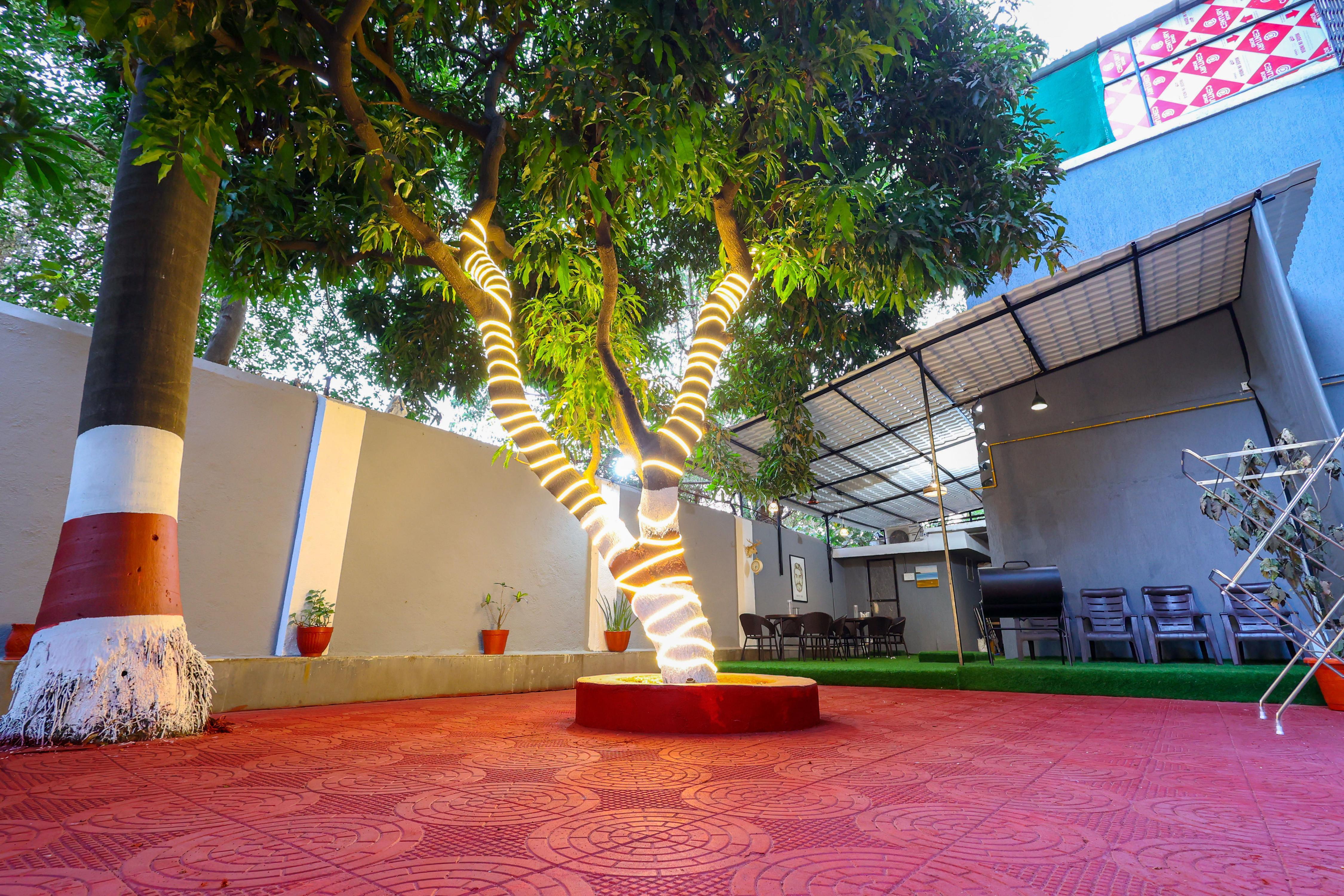 Gagal Homeotel - Malad West - Tap to explore photos