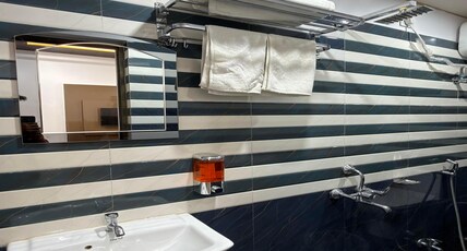 Hotel Shree Om Room Type - Deluxe Room with balcony Hotel Shree Om Room Type - Deluxe Room with balcony