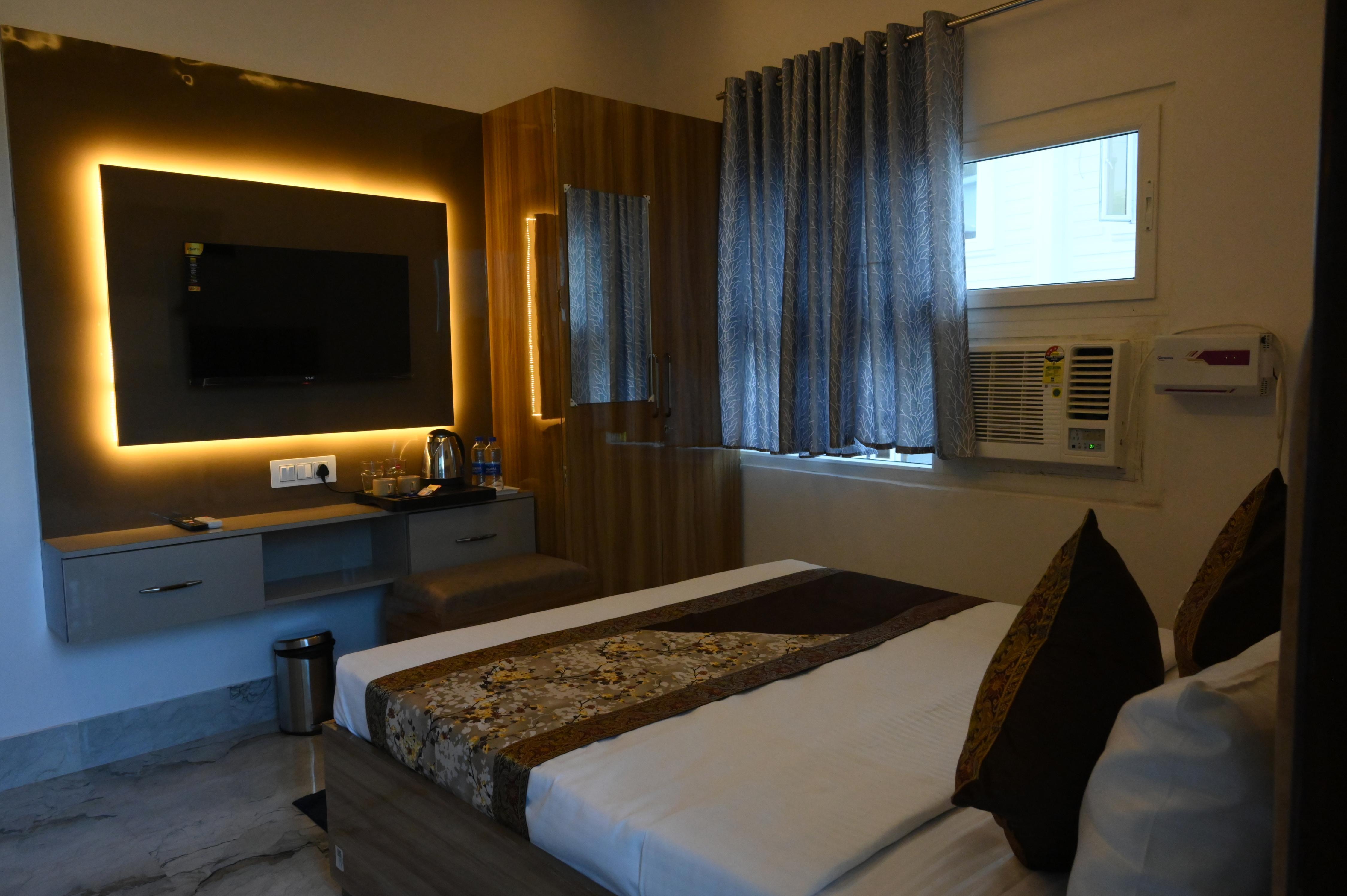 Hotel Shree Om - Tap to explore photos