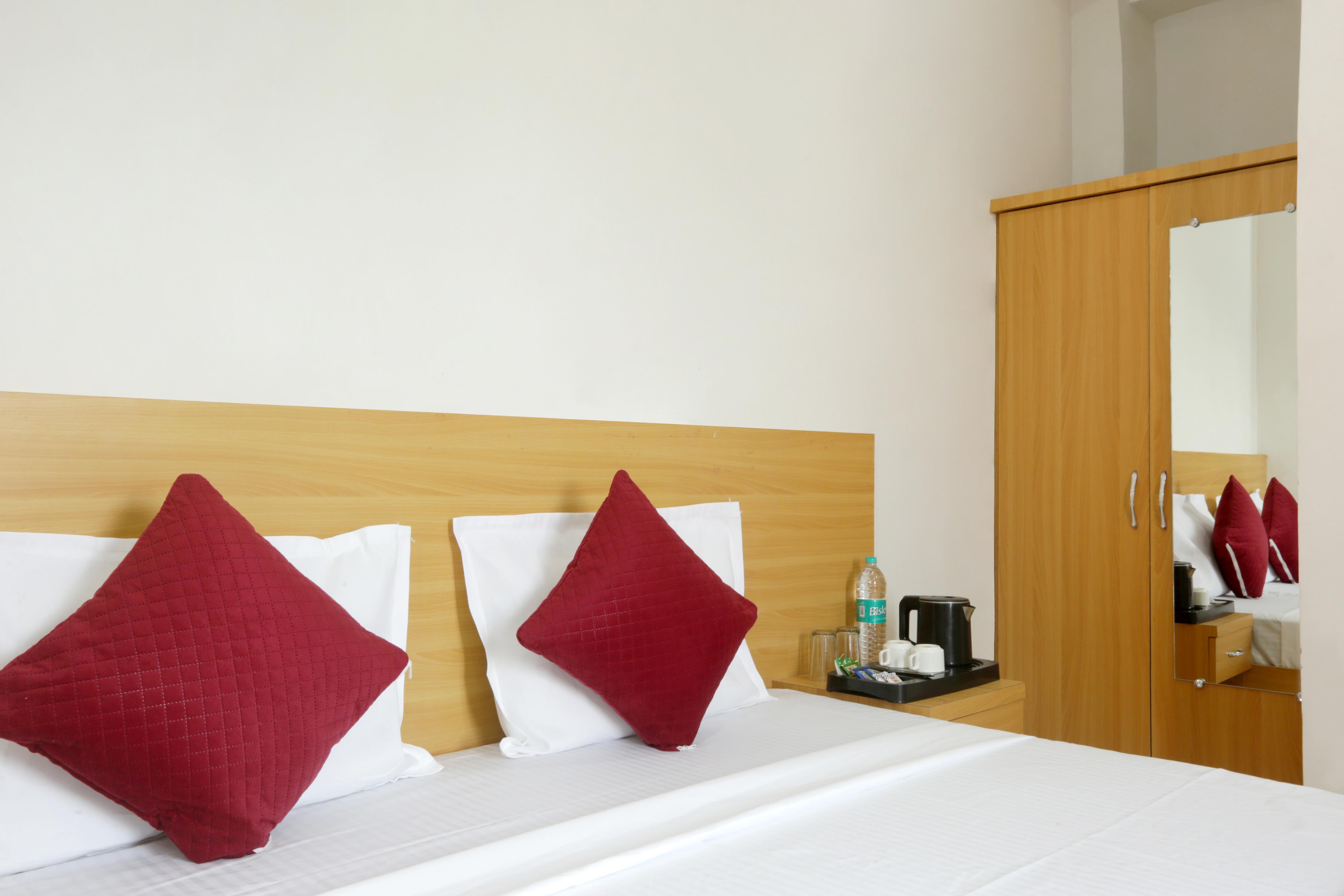 Hotel Dwarkadhish Plaza Room Type - JAGRNATH PLC DLX ROOM