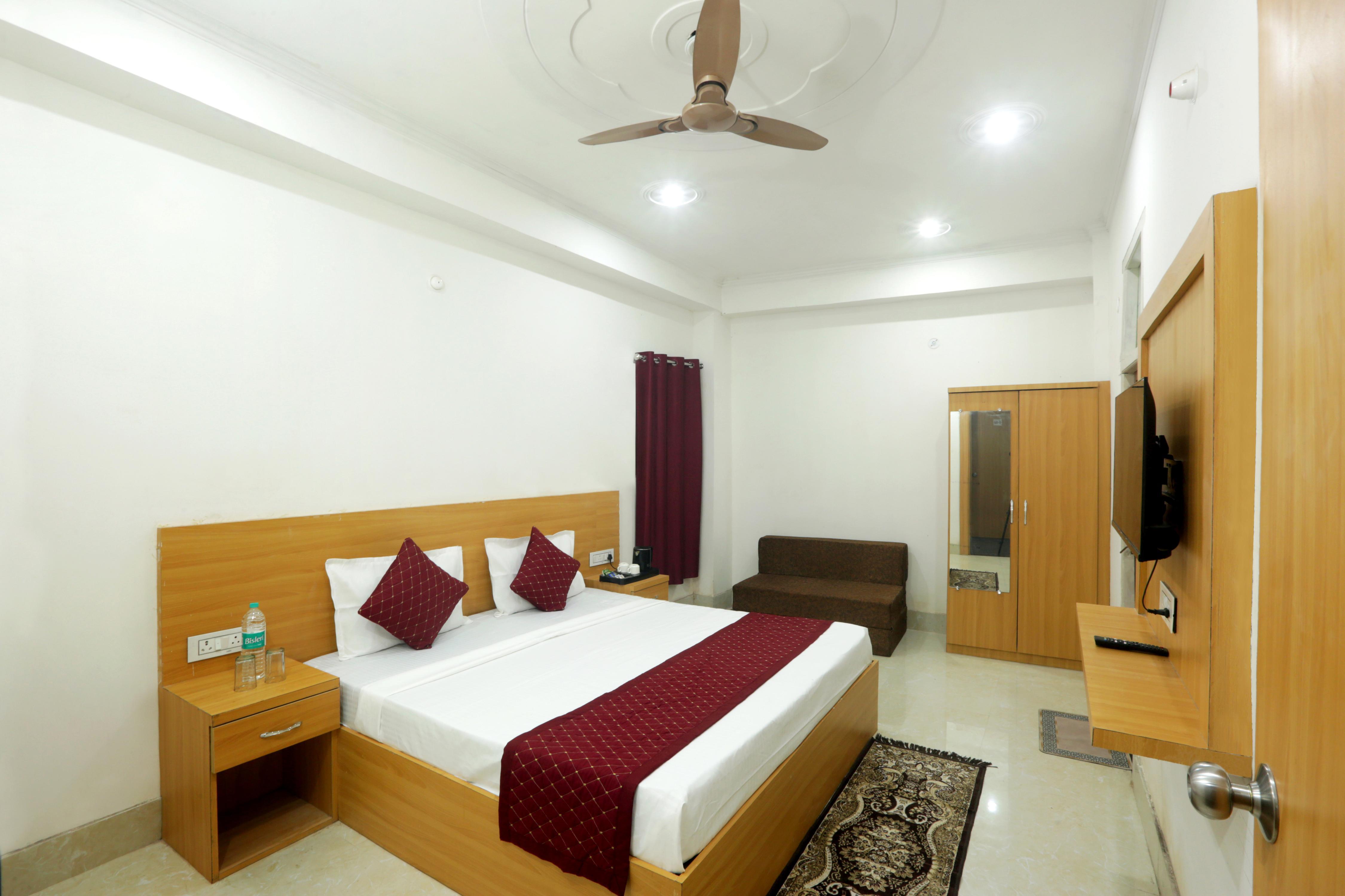 Hotel Dwarkadhish Plaza Room Type - JAGRNATH PLC TRIPLE ROOM (1 king bed 1 Sofa Combed)