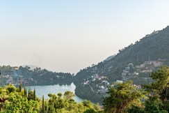 Bluebell   Private Room w Lake View   Shared Pool