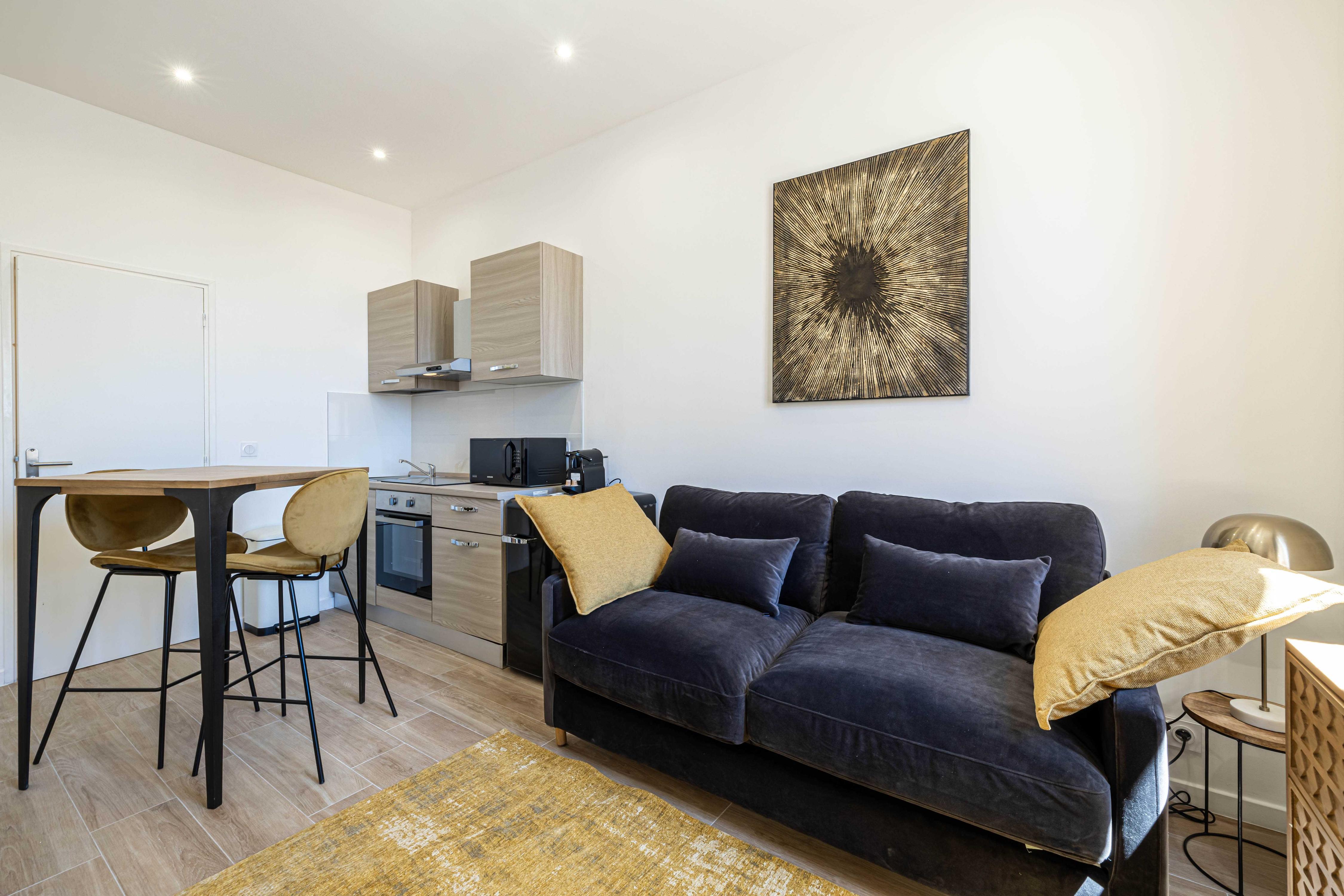 Beautiful renovated studio - Cannes center - Tap to explore photos