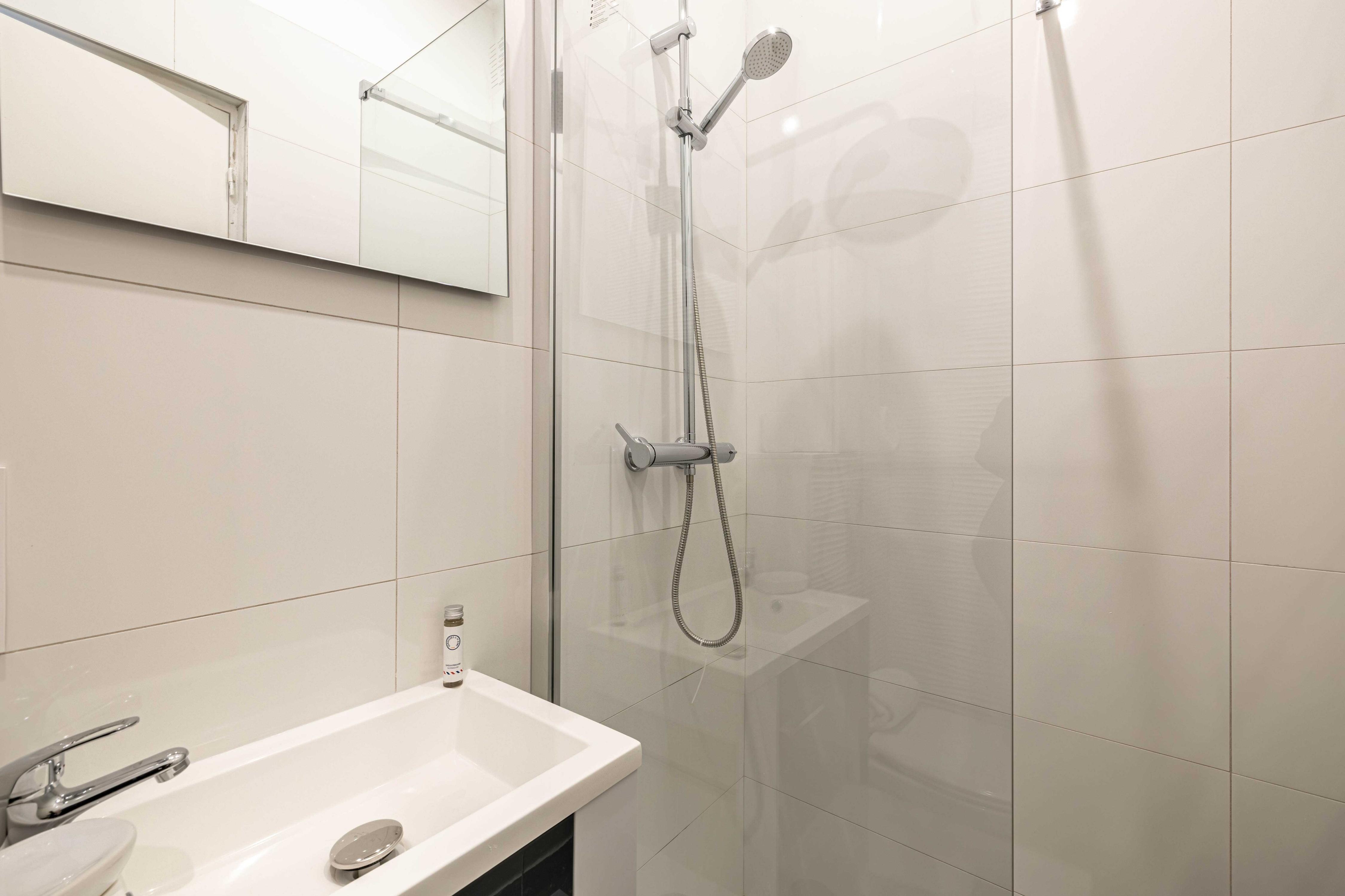 Tastefully renovated studio - Cannes center - Tap to explore photos