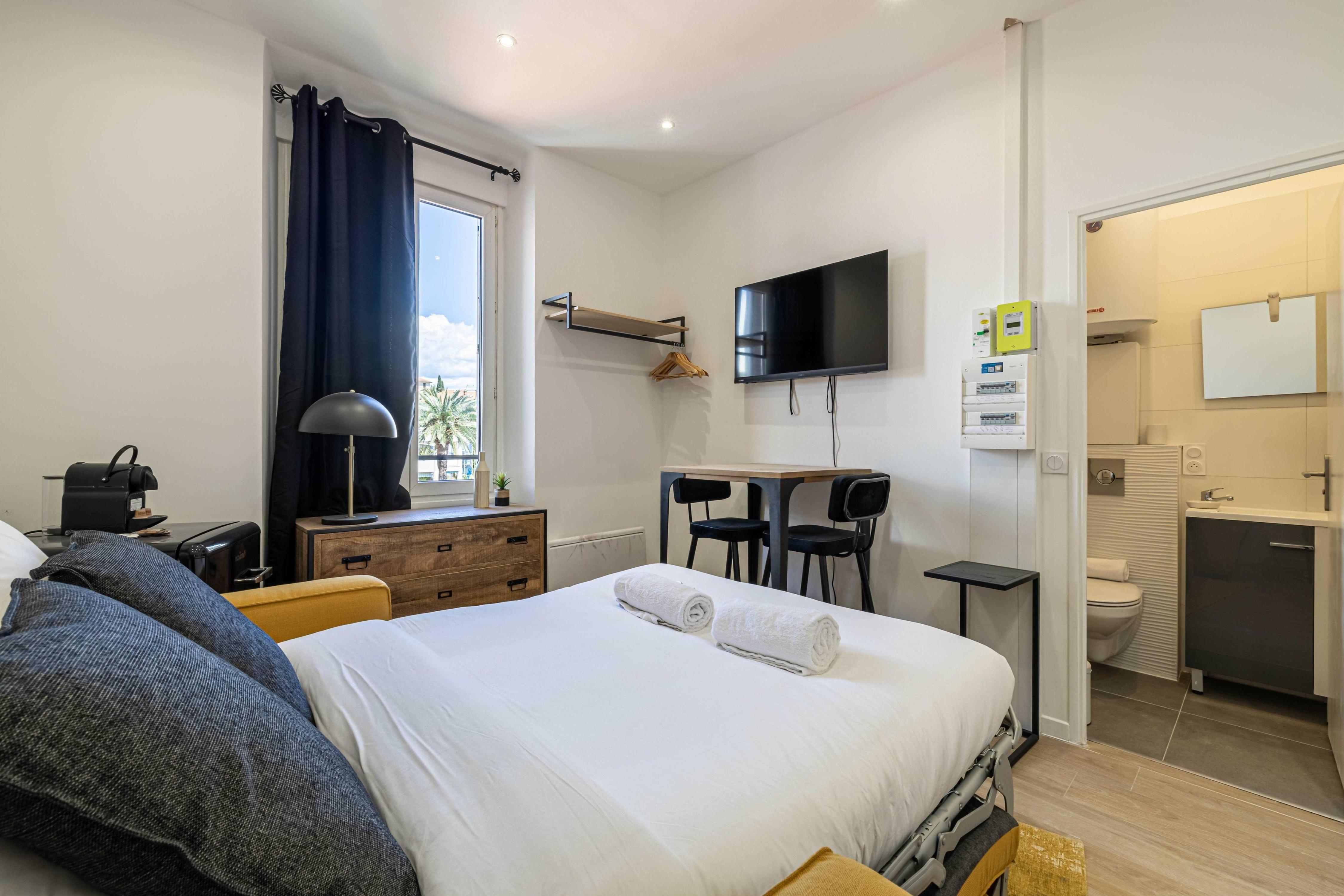 Tastefully renovated studio - Cannes center - Tap to explore photos