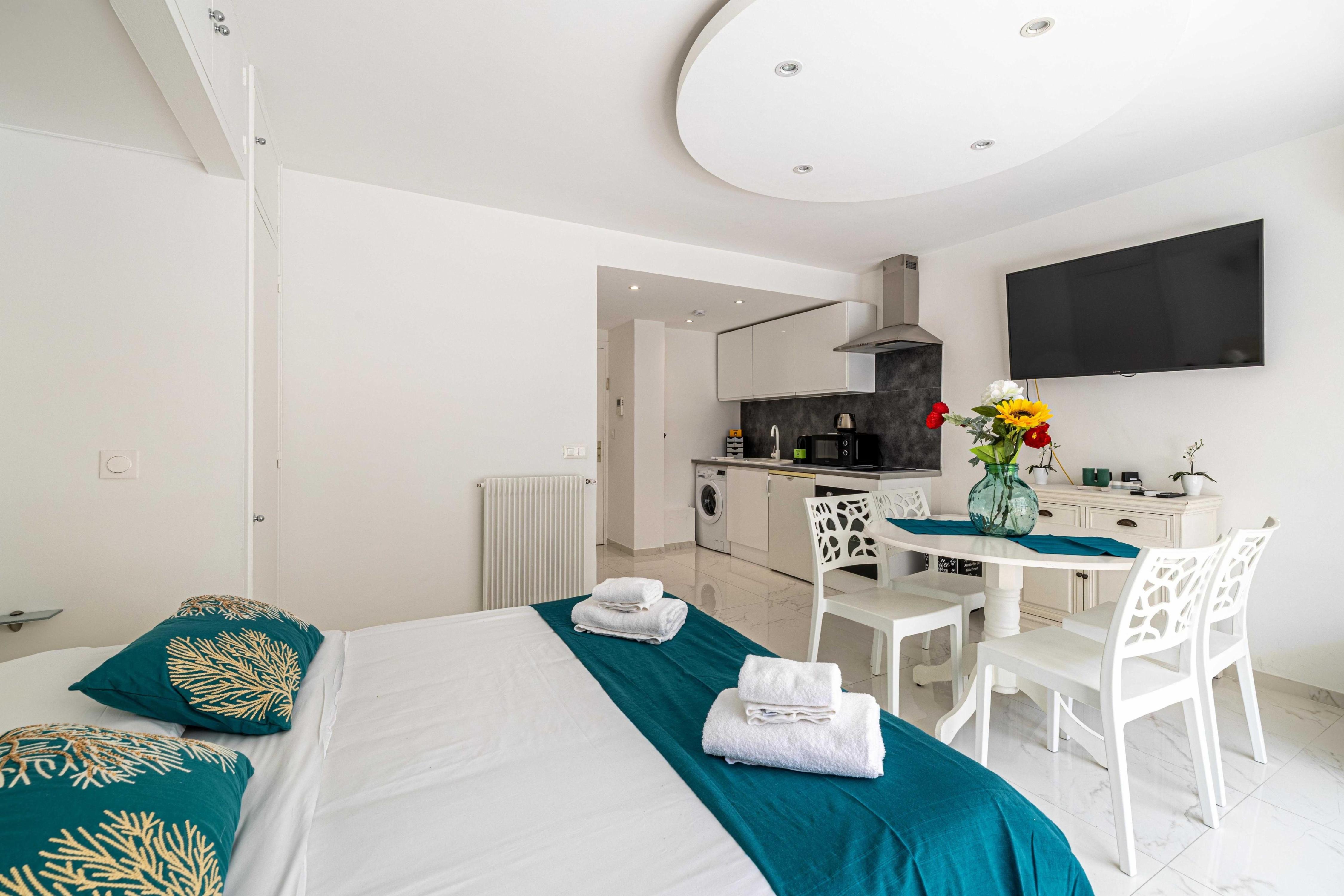 Charming Studio - AC - 2P- Croisette plage - Tap to explore photos